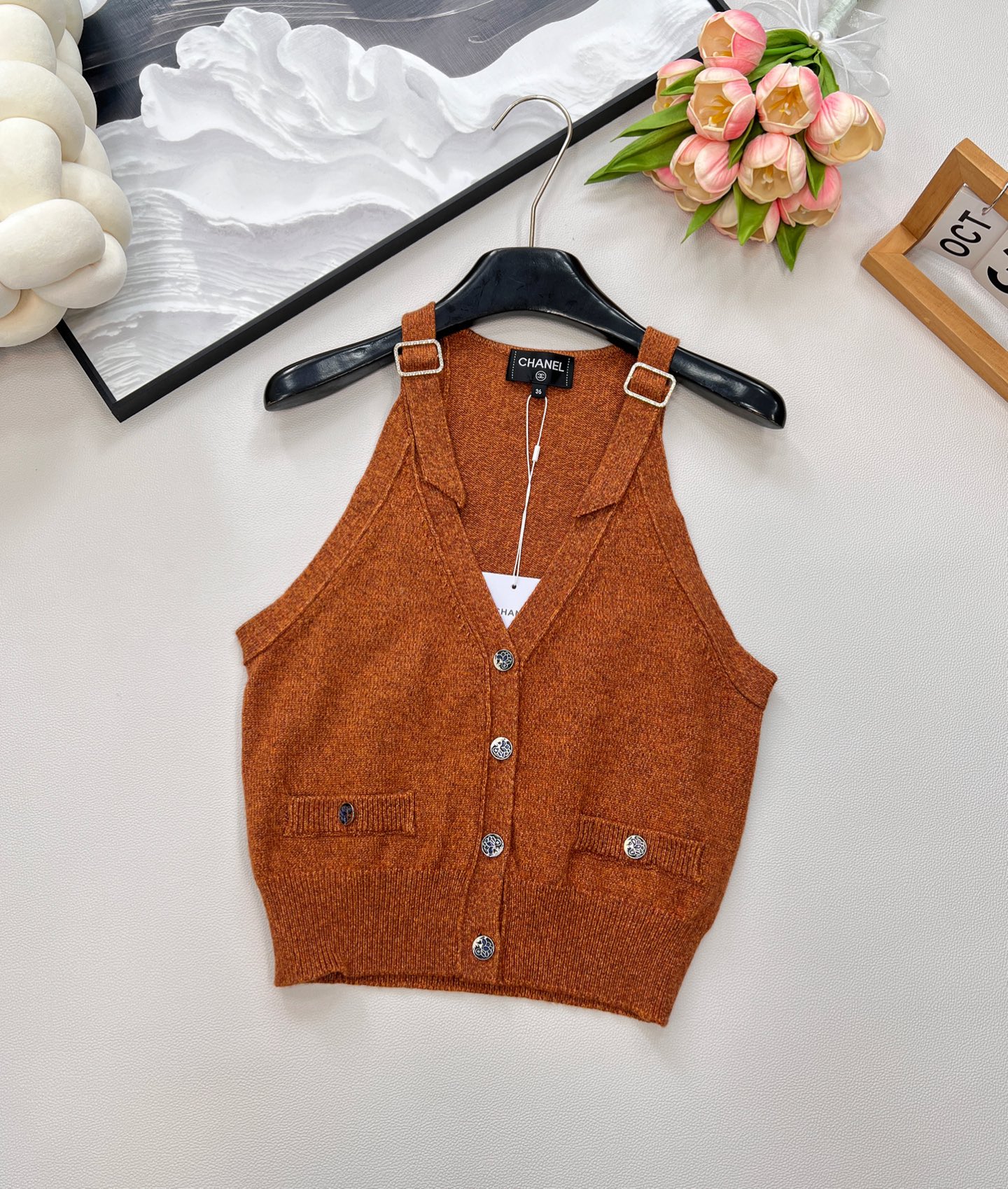 🆕Chanel新款带扣针织马甲，定制YB羊绒羊毛纱线织造 细腻柔软 弹力十足 亮色多彩V领马甲版型 露出