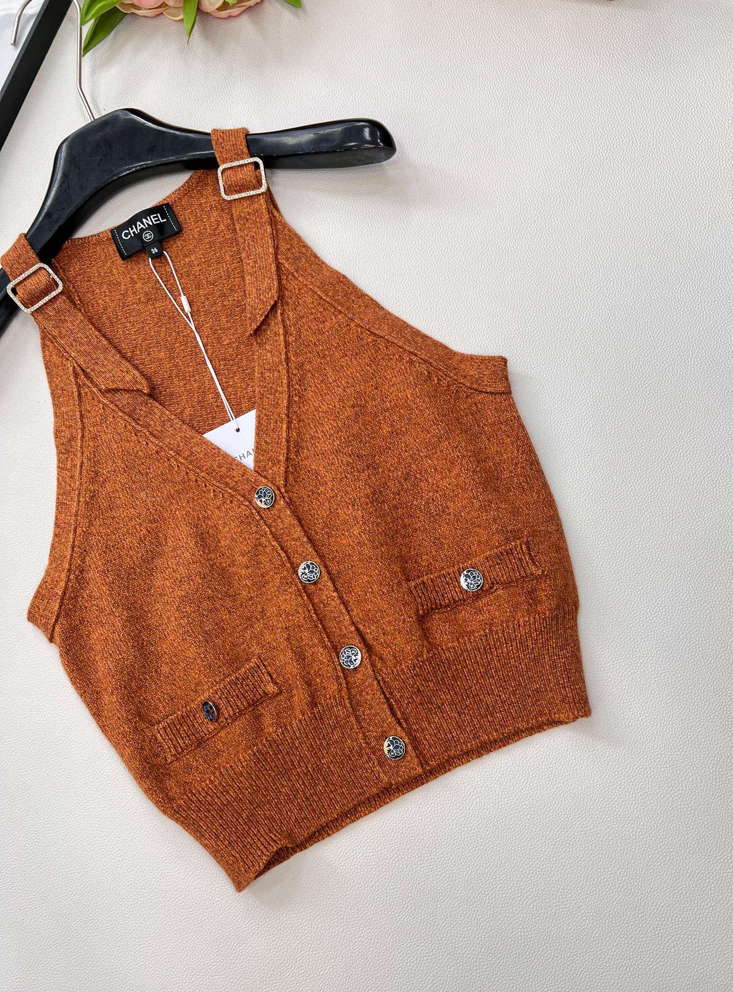 🆕Chanel新款带扣针织马甲，定制YB羊绒羊毛纱线织造 细腻柔软 弹力十足 亮色多彩V领马甲版型 露出