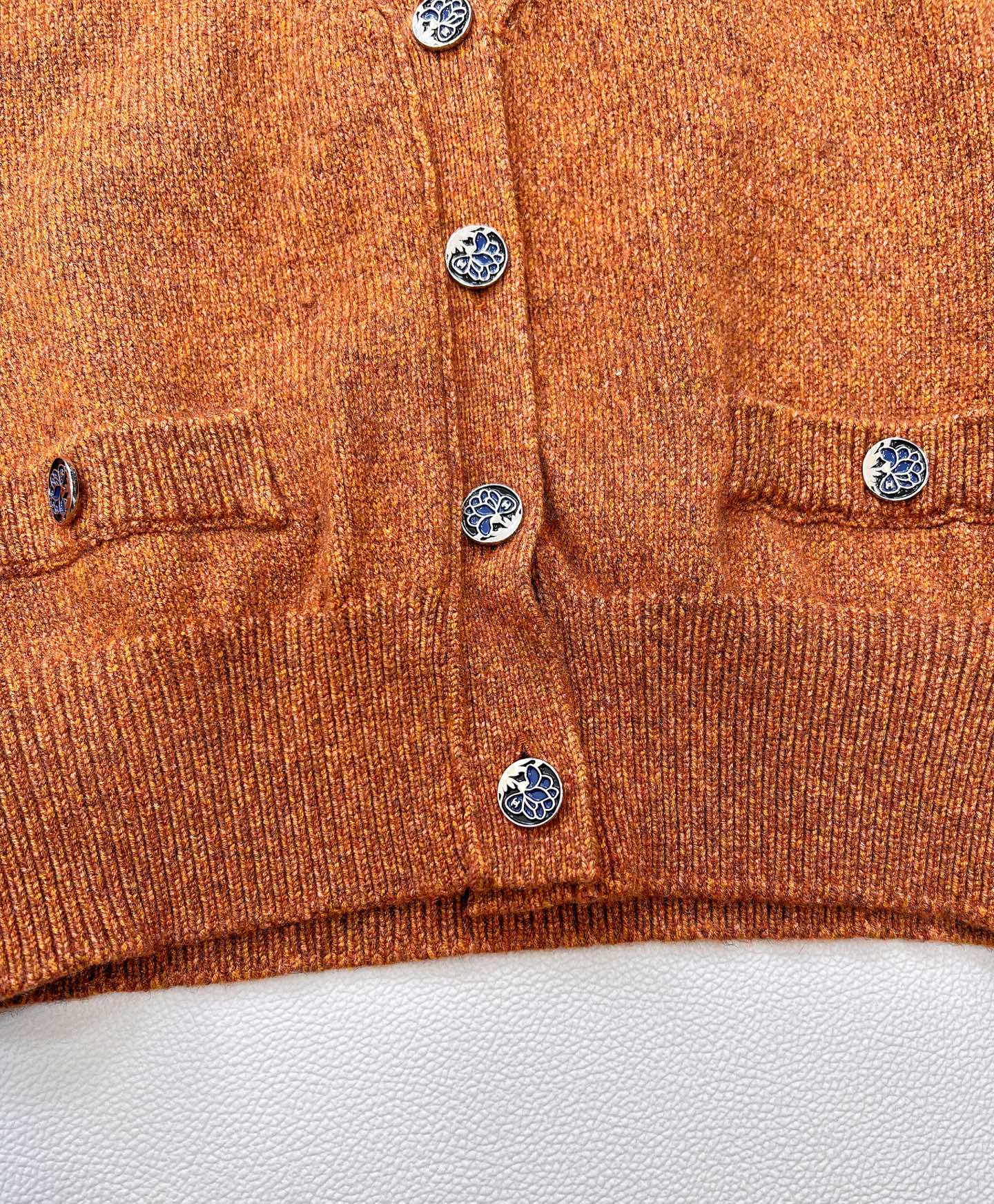 🆕Chanel新款带扣针织马甲，定制YB羊绒羊毛纱线织造 细腻柔软 弹力十足 亮色多彩V领马甲版型 露出