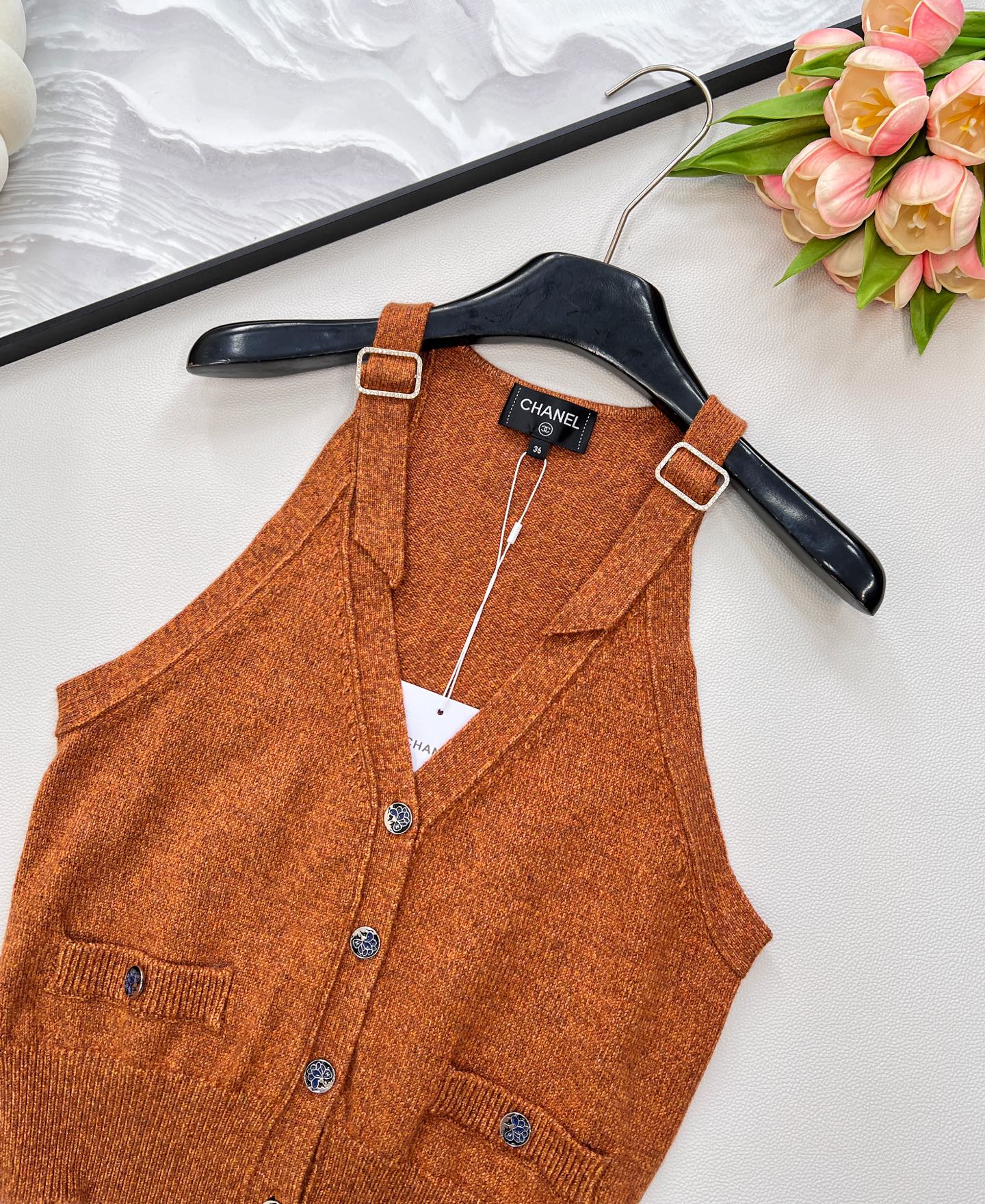 🆕Chanel新款带扣针织马甲，定制YB羊绒羊毛纱线织造 细腻柔软 弹力十足 亮色多彩V领马甲版型 露出