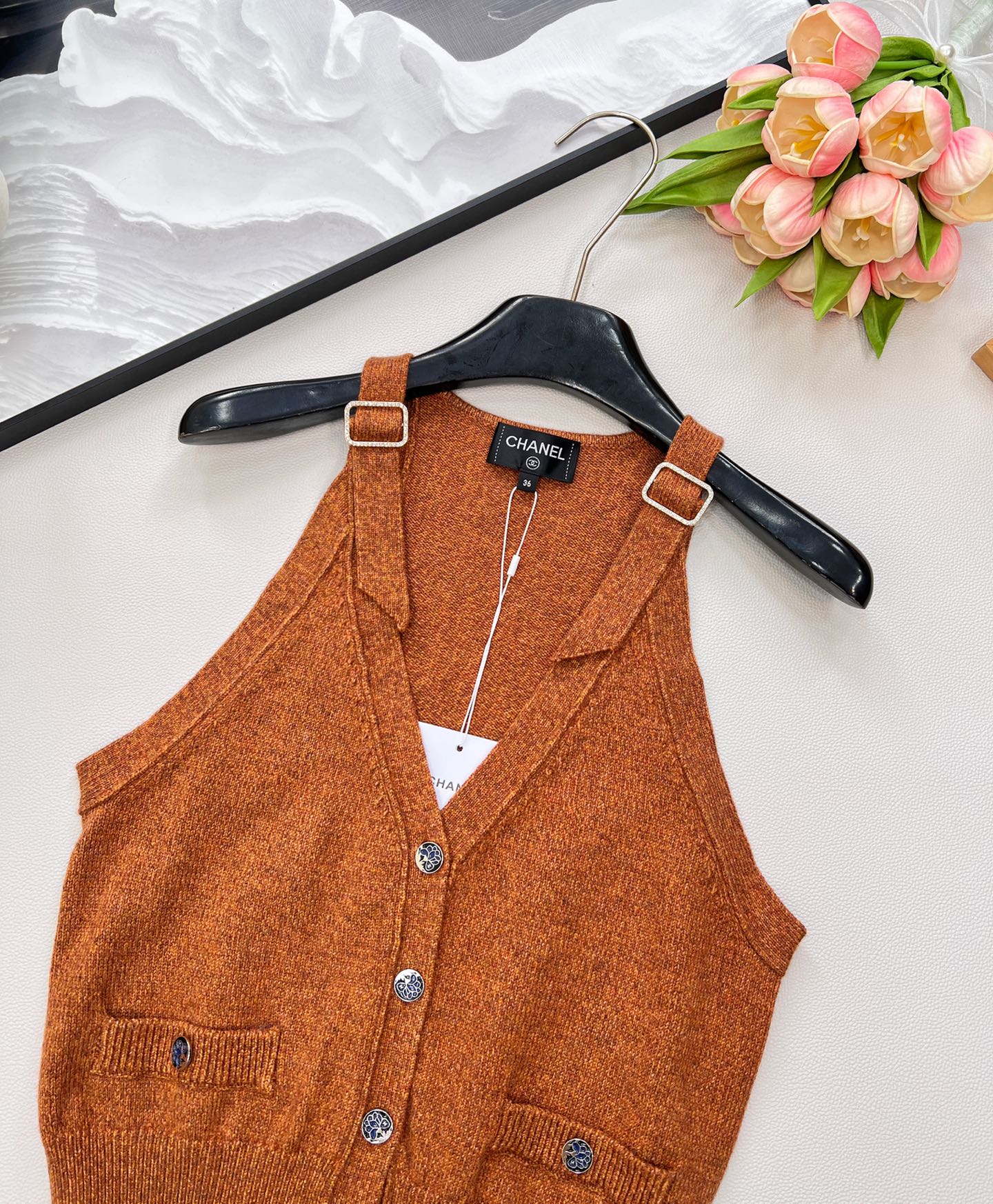 🆕Chanel新款带扣针织马甲，定制YB羊绒羊毛纱线织造 细腻柔软 弹力十足 亮色多彩V领马甲版型 露出