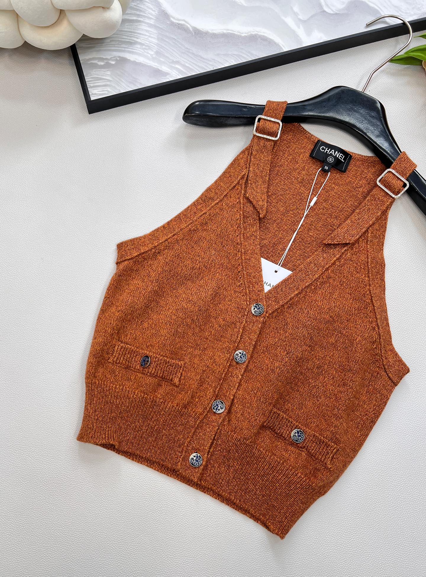 🆕Chanel新款带扣针织马甲，定制YB羊绒羊毛纱线织造 细腻柔软 弹力十足 亮色多彩V领马甲版型 露出
