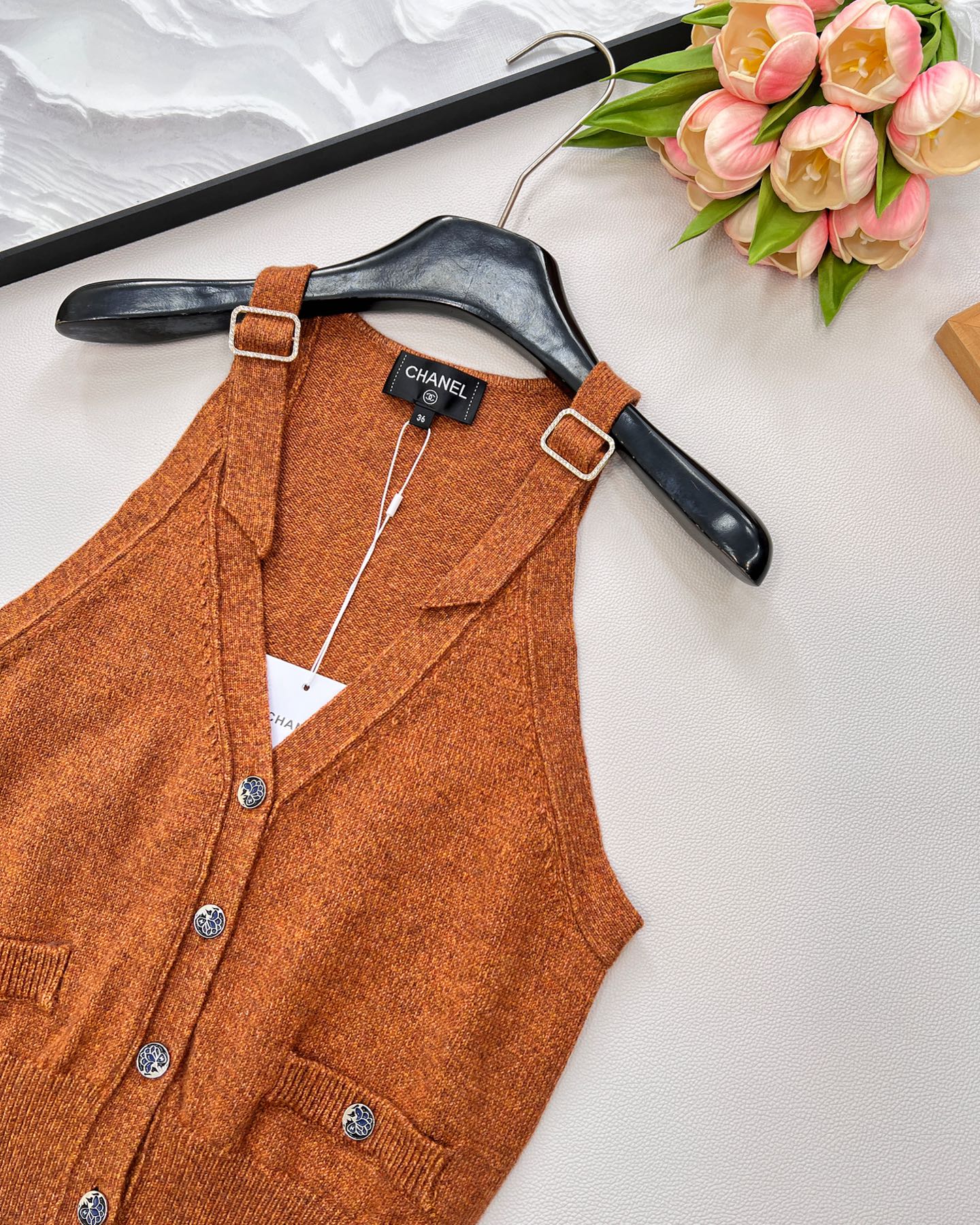 🆕Chanel新款带扣针织马甲，定制YB羊绒羊毛纱线织造 细腻柔软 弹力十足 亮色多彩V领马甲版型 露出