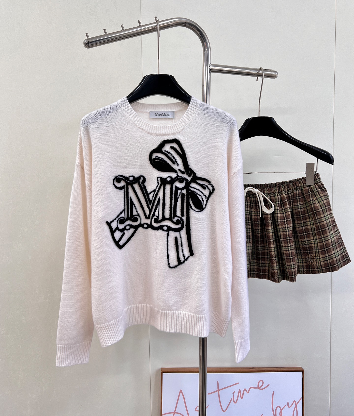 NO:545521,MaxMara25Fw autumn and winter new cashmere blended jacquard knitted sweater丨Exclusive yb development!  High-end production!  The blend of wool and cashmere golden ratio is soft and glutinous, with both skin-friendly and warmth, and can give the skin a gentle wrap in the cool early autumn and deep winter. The artistic jacquard design of the body presents the brand's classic elements in three-dimensional knitted language, with black and white contrasting colors high-end and neat, and the exquisite pattern details seem to be a miniature scroll of fashion art, making the sweater no longer a basic style, but a core of the shape with eye-catching attributes. The three standards are complete, and the large-scale size sml is written, sweaters, gold, alexander wang19860909MaxMara25Fw秋冬新款羊绒混纺提花针织毛衣丨独家yb开发！高版出品！采用绵羊毛与羊绒黄金比例混纺,触感软糯如云,亲肤性与保暖性兼具,在微凉的早秋与深冬都能给予肌肤温柔包裹.衣身的艺术感提花设计,将品牌经典元素以立体针织语言呈现,黑白撞色高级利落,精致的花纹细节仿佛是时装艺术的微缩画卷,让毛衣不再是基础款,而是自带吸睛属性的造型核心,三标齐全,大货出 尺码sml 编,,sweaters,gold,alexander wang,Women's clothing