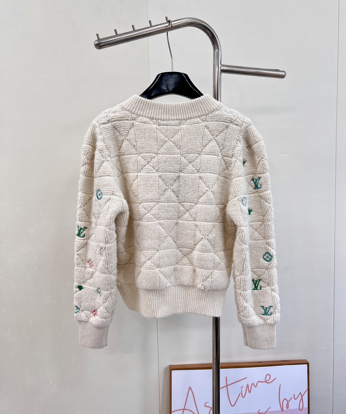 🆕 LOUIS VUITTON 秋冬菱格彩色字母刺绣针织开衫，经典菱格纹路清晰 毛绒紧密厚实 宽松廓形 