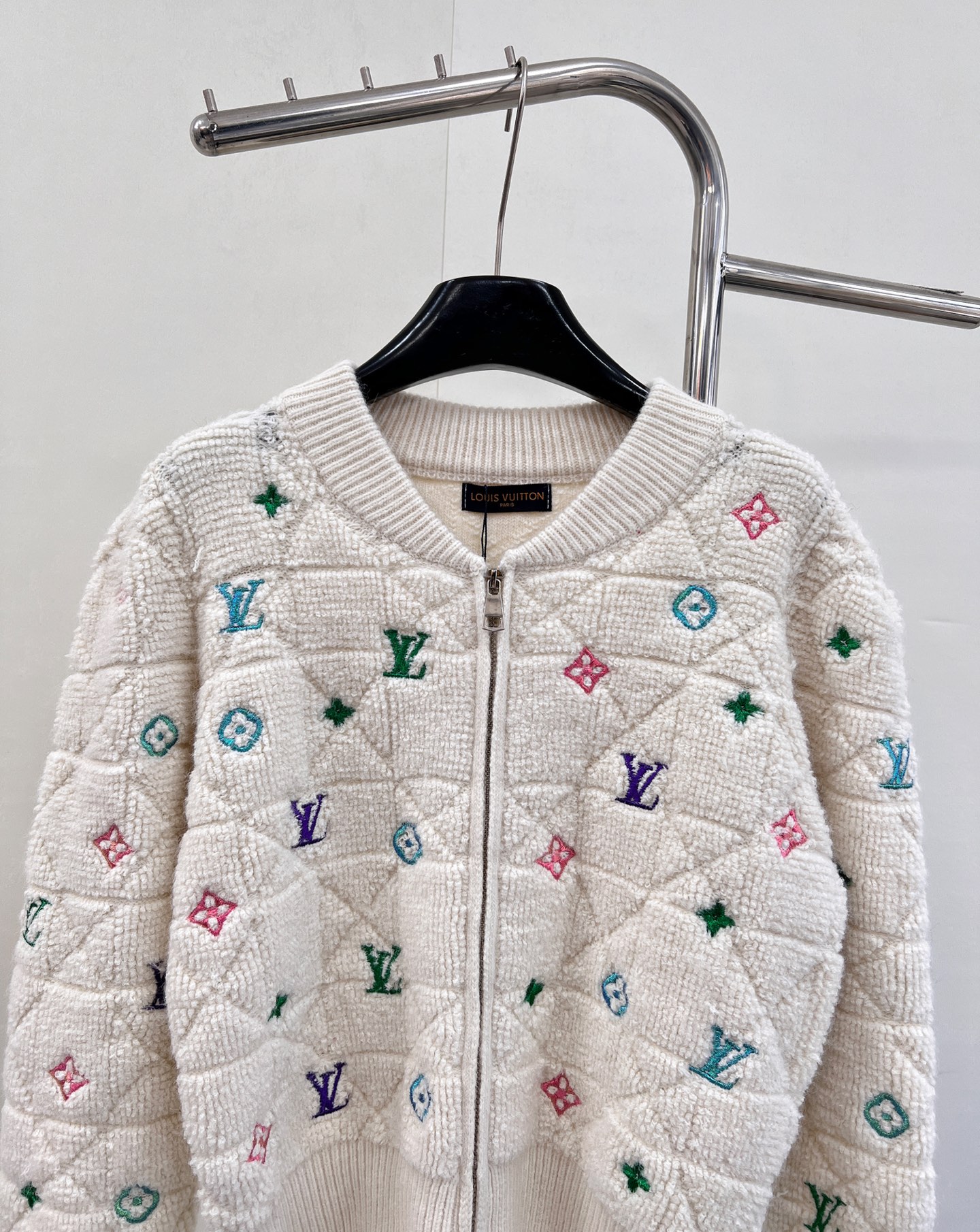 🆕 LOUIS VUITTON 秋冬菱格彩色字母刺绣针织开衫，经典菱格纹路清晰 毛绒紧密厚实 宽松廓形 