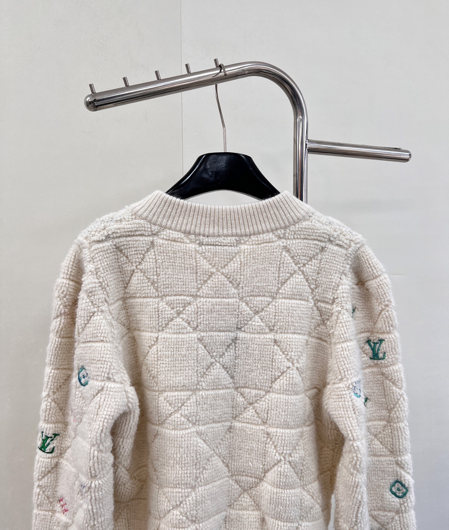 🆕 LOUIS VUITTON 秋冬菱格彩色字母刺绣针织开衫，经典菱格纹路清晰 毛绒紧密厚实 宽松廓形 