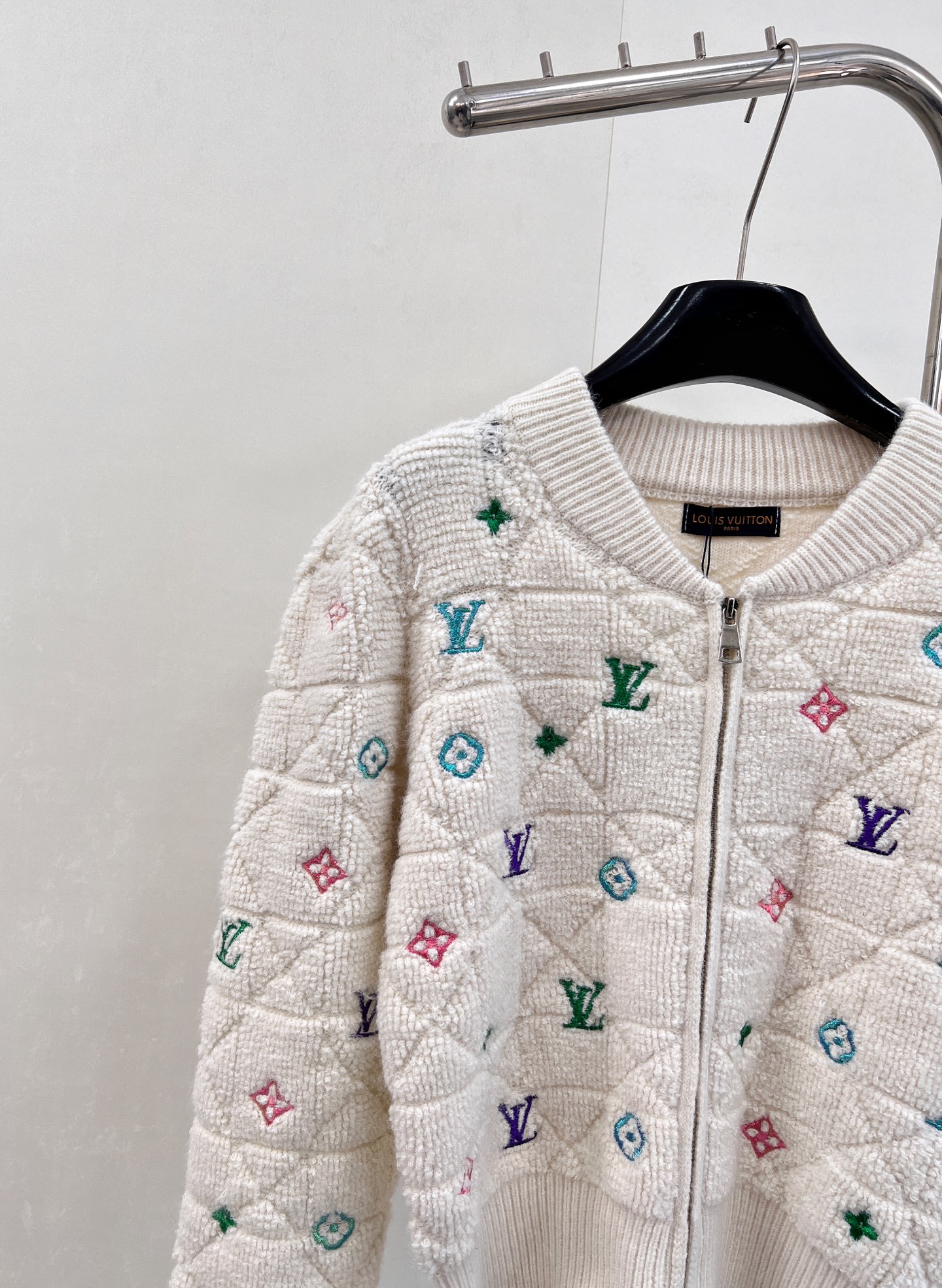 🆕 LOUIS VUITTON 秋冬菱格彩色字母刺绣针织开衫，经典菱格纹路清晰 毛绒紧密厚实 宽松廓形 