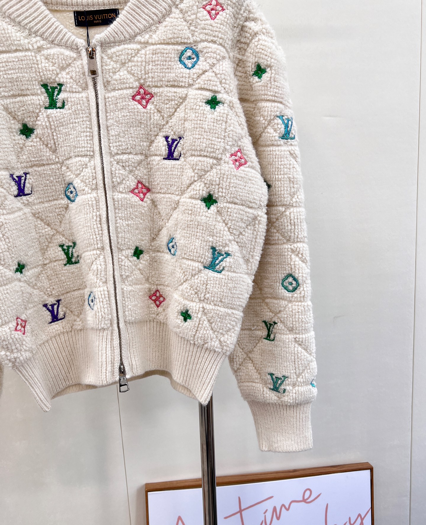 🆕 LOUIS VUITTON 秋冬菱格彩色字母刺绣针织开衫，经典菱格纹路清晰 毛绒紧密厚实 宽松廓形 