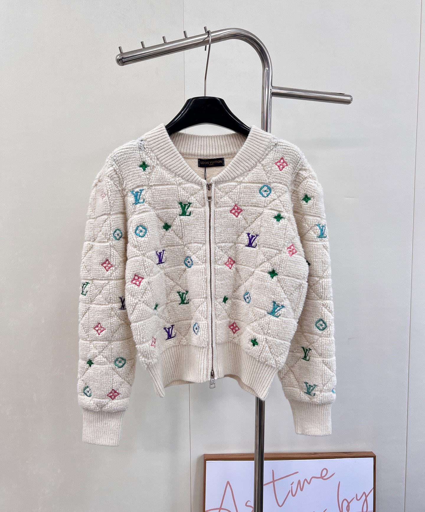 NO:545515,LOUIS VUITTON Autumn and winter diamond-shaped colored letter embroidered knitted cardigan, classic diamond-shaped pattern is clear, plush tight and thick, loose silhouette, simple and comfortable classic style. This top is decorated with iconic colorful letter embroidery patterns, carefully crafted with wool-blend fabric, paired with ribbed round neck, cuffs and bottom edges, creating exquisite and fashionable styles. It can enhance the style of various styles this season. The style is really small and thick, and it doesn't look fat. Fall in love with a classic round neck, which is convenient and not heavy when putting on and taking off. It is very practical for everyday inner wear or jacket! Very gentle and age-reducing. The temperament of a girl's celebrity. The short style of a standing collar can be easily controlled by a small person. The milk is huh and powdery texture, three standards are complete, and the two colors are outstanding. Size sml  eds, louis vuitton, jackets & coats,alexander wang19860909LOUIS VUITTON 秋冬菱格彩色字母刺绣针织开衫, 经典菱格纹路清晰 毛绒紧密厚实 宽松廓形 简约舒适经典款 这款上衣饰以标志性的彩色字母刺绣图案 ,采用羊毛混纺面料 精心制作,搭配罗纹圆领 袖口和底边,打造精致造型款式时尚 可为本季各式造型提升格调简约的版型 版型真的很显娇小很厚实的面料 也不显胖 一眼爱上 经典圆领,穿脱也方便不厚重,日常作为内搭或者外套实用性超高! 非常温柔又减龄 自带少女的名媛气质 经典立领短款版型 属于小个子也能轻松驾驭 奶呼呼粉糯糯的质感,三标齐全,两色出 尺码sml 编,,louis vuitton,jackets & coats,alexander wang,Women's clothing