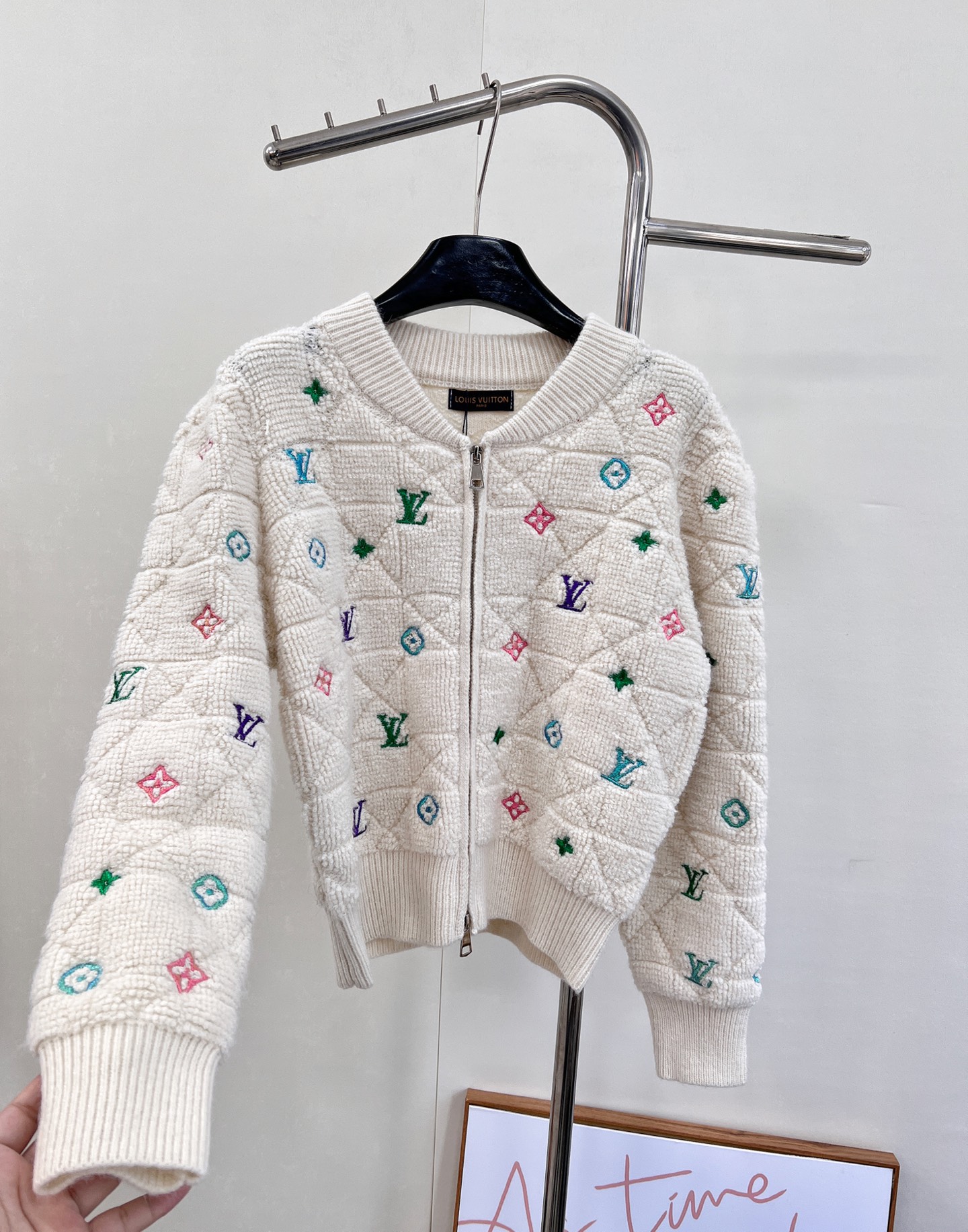 🆕 LOUIS VUITTON 秋冬菱格彩色字母刺绣针织开衫，经典菱格纹路清晰 毛绒紧密厚实 宽松廓形 