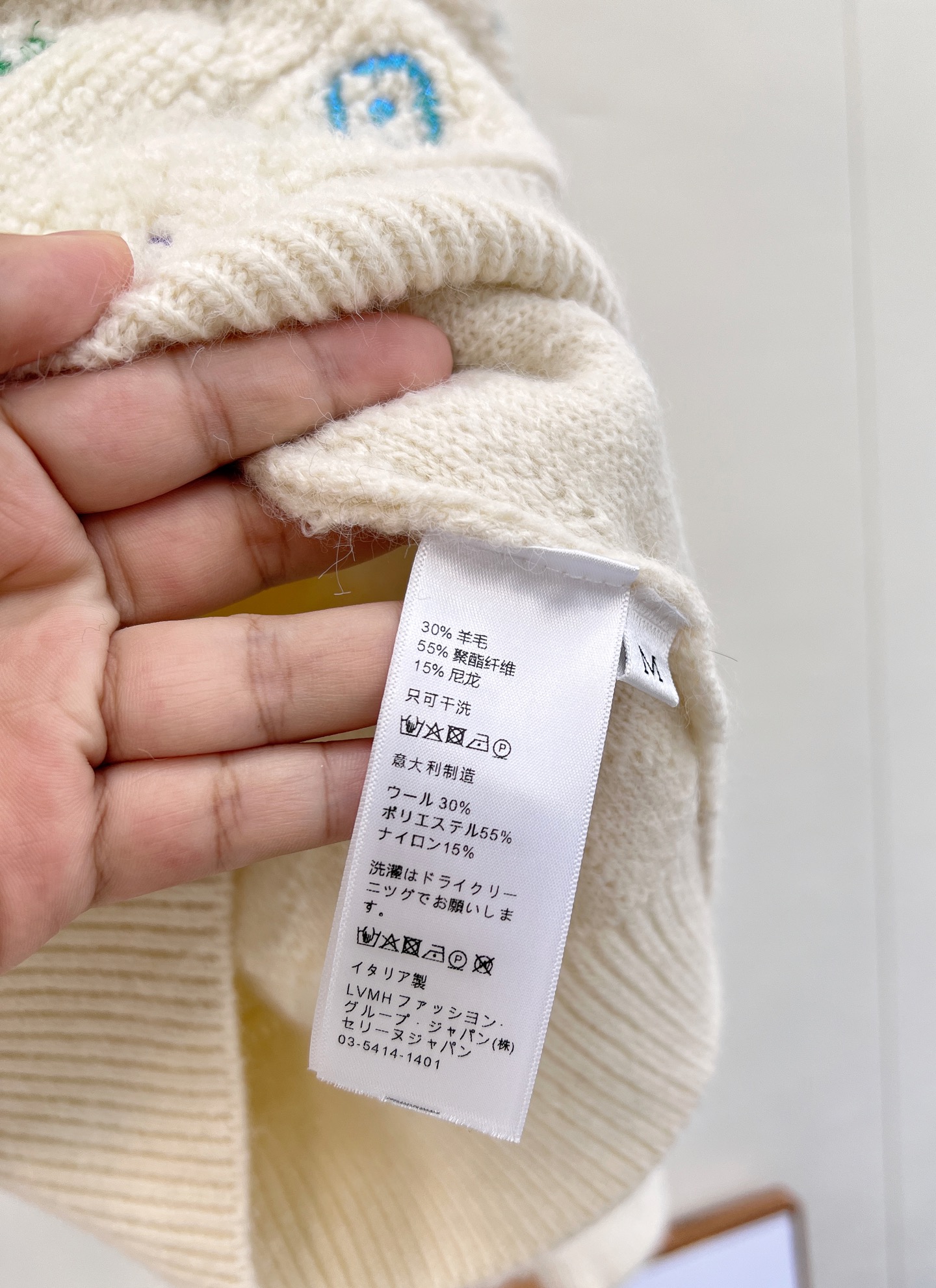 🆕 LOUIS VUITTON 秋冬菱格彩色字母刺绣针织开衫，经典菱格纹路清晰 毛绒紧密厚实 宽松廓形 