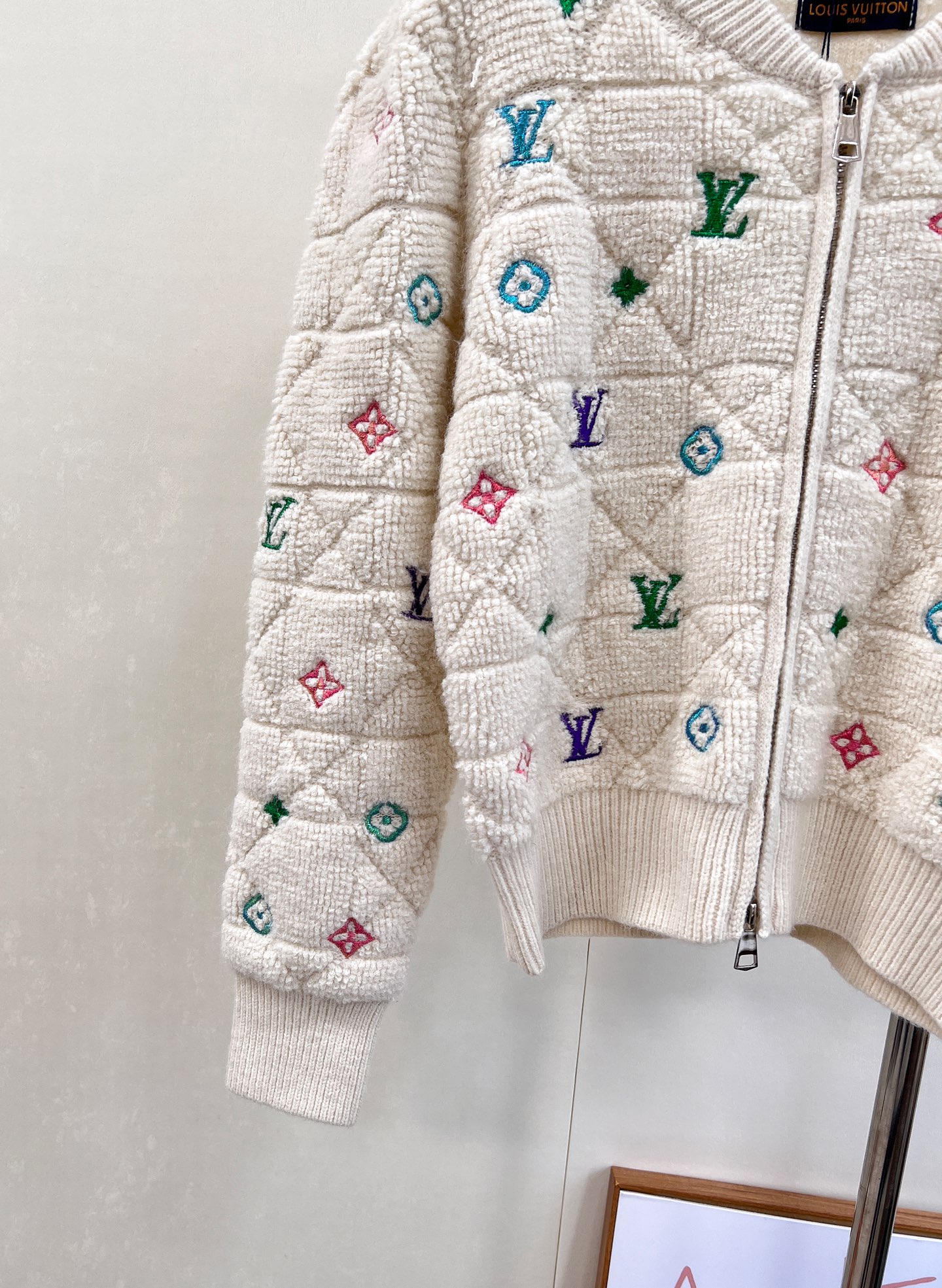 🆕 LOUIS VUITTON 秋冬菱格彩色字母刺绣针织开衫，经典菱格纹路清晰 毛绒紧密厚实 宽松廓形 