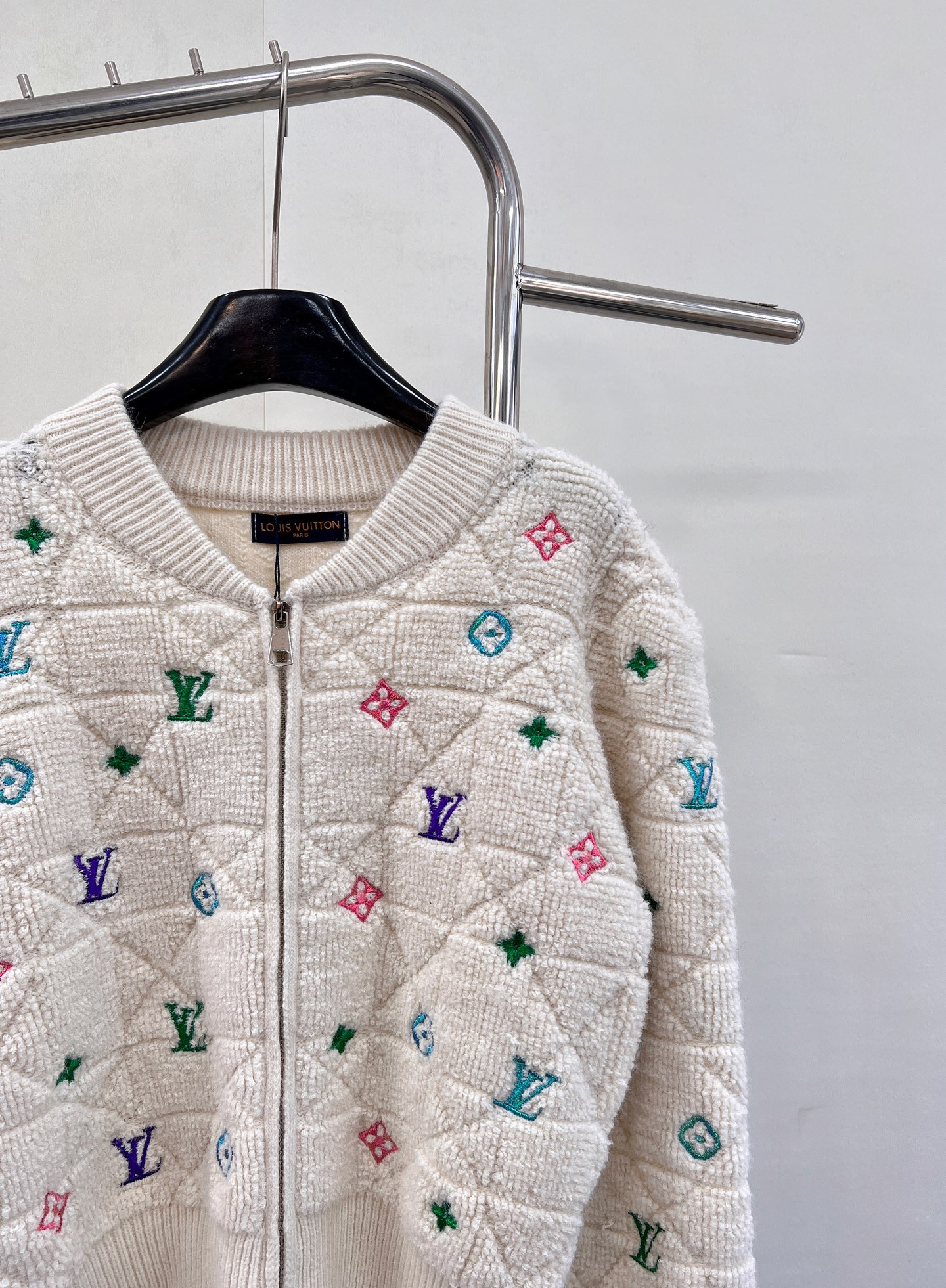 🆕 LOUIS VUITTON 秋冬菱格彩色字母刺绣针织开衫，经典菱格纹路清晰 毛绒紧密厚实 宽松廓形 