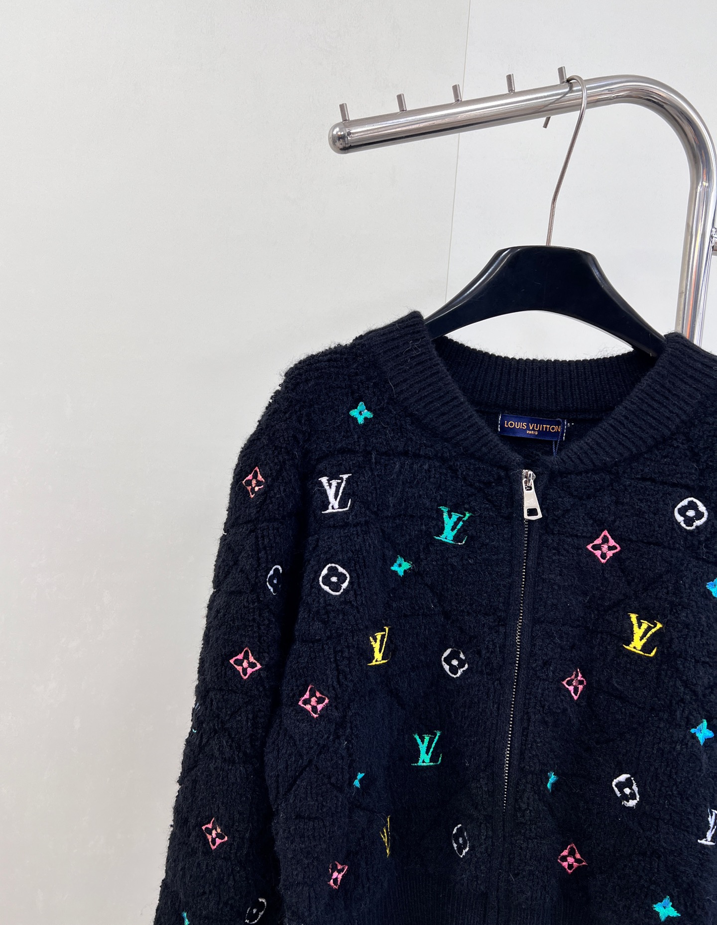 🆕 LOUIS VUITTON 秋冬菱格彩色字母刺绣针织开衫，经典菱格纹路清晰 毛绒紧密厚实 宽松廓形 