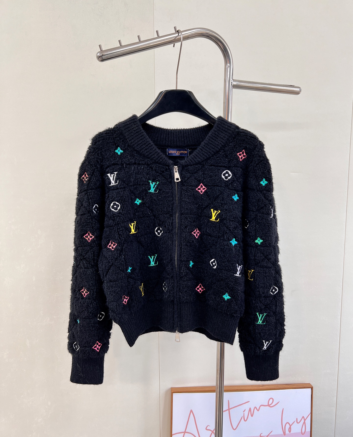 NO:545506,LOUIS VUITTON Autumn and winter diamond-shaped colored letter embroidered knitted cardigan, classic diamond-shaped pattern is clear, plush tight and thick, loose silhouette, simple and comfortable classic style. This top is decorated with iconic colorful letter embroidery patterns, carefully crafted with wool-blend fabric, paired with ribbed round neck, cuffs and bottom edges, creating exquisite and fashionable styles. It can enhance the style of various styles this season. The style is really small and thick, and it doesn't look fat. Fall in love with a classic round neck, which is convenient and not heavy when putting on and taking off. It is very practical for everyday inner wear or jacket! Very gentle and age-reducing. The temperament of a girl's celebrity. The short style of a standing collar can be easily controlled by a small person. The milk is huh and powdery texture, three standards are complete, and the two colors are outstanding. Size sml  Encoding L, louis vuitton, jackets & coats,alexander wang19860909LOUIS VUITTON 秋冬菱格彩色字母刺绣针织开衫, 经典菱格纹路清晰 毛绒紧密厚实 宽松廓形 简约舒适经典款 这款上衣饰以标志性的彩色字母刺绣图案 ,采用羊毛混纺面料 精心制作,搭配罗纹圆领 袖口和底边,打造精致造型款式时尚 可为本季各式造型提升格调简约的版型 版型真的很显娇小很厚实的面料 也不显胖 一眼爱上 经典圆领,穿脱也方便不厚重,日常作为内搭或者外套实用性超高! 非常温柔又减龄 自带少女的名媛气质 经典立领短款版型 属于小个子也能轻松驾驭 奶呼呼粉糯糯的质感,三标齐全,两色出 尺码sml 编码L,,louis vuitton,jackets & coats,alexander wang,Women's clothing