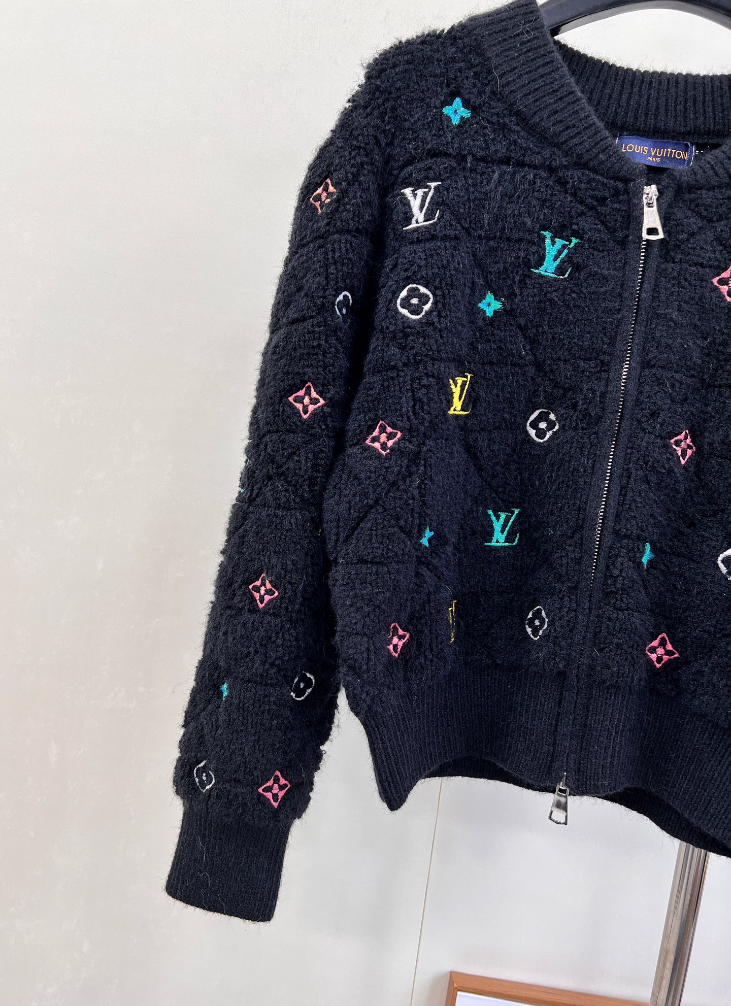 🆕 LOUIS VUITTON 秋冬菱格彩色字母刺绣针织开衫，经典菱格纹路清晰 毛绒紧密厚实 宽松廓形 