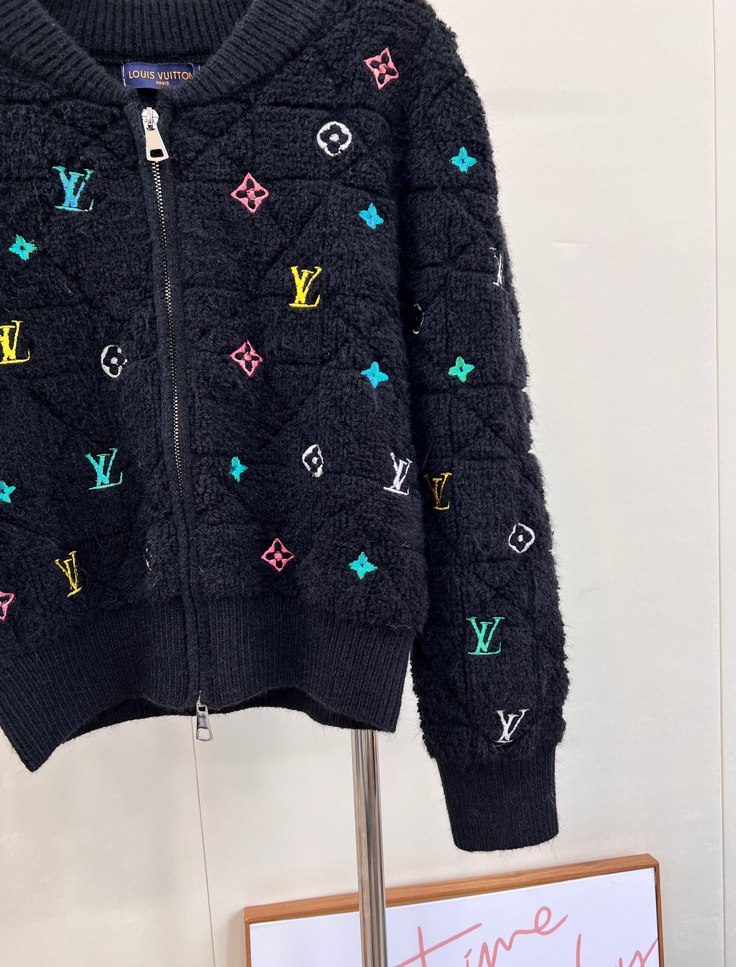 🆕 LOUIS VUITTON 秋冬菱格彩色字母刺绣针织开衫，经典菱格纹路清晰 毛绒紧密厚实 宽松廓形 