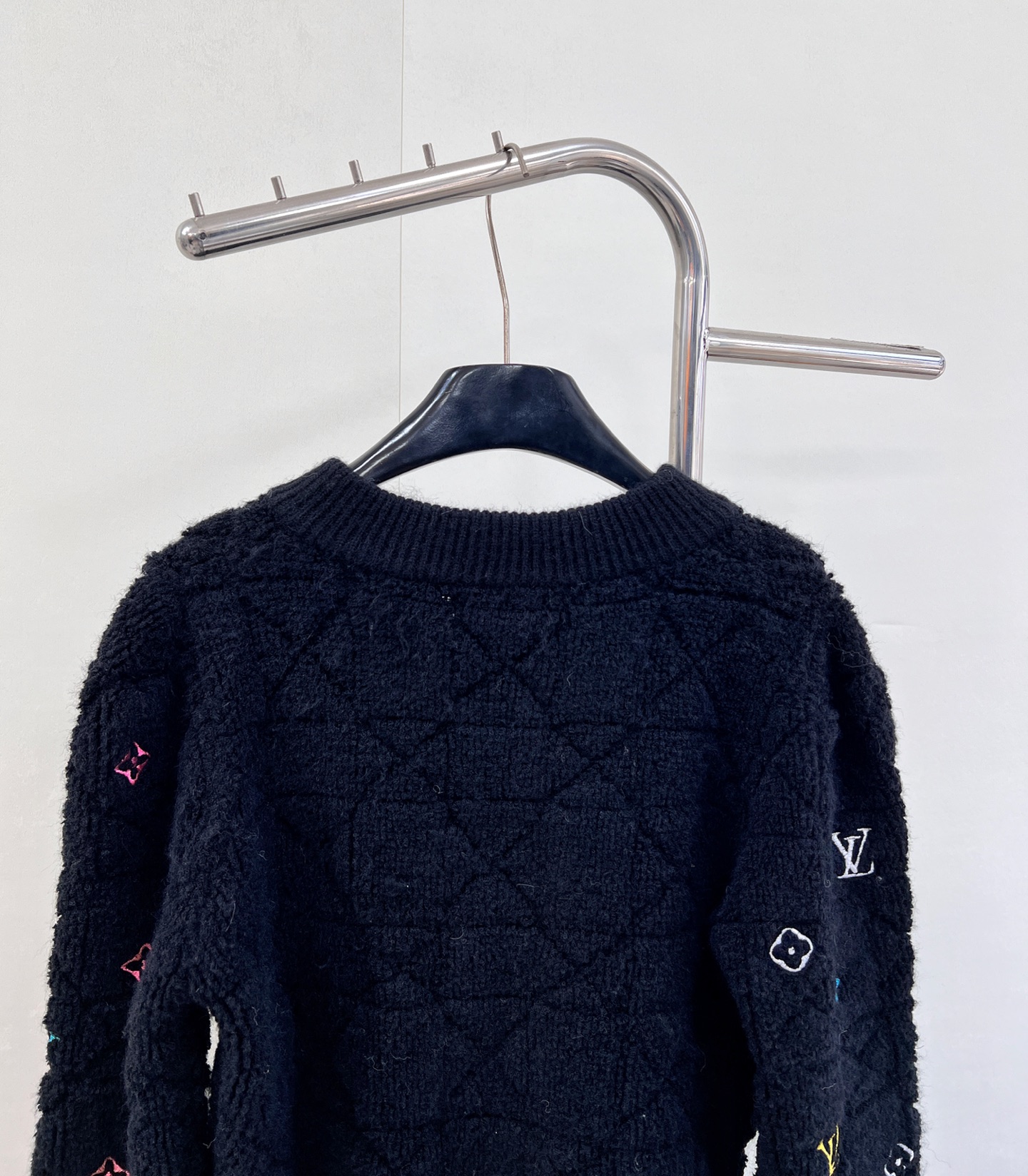 🆕 LOUIS VUITTON 秋冬菱格彩色字母刺绣针织开衫，经典菱格纹路清晰 毛绒紧密厚实 宽松廓形 