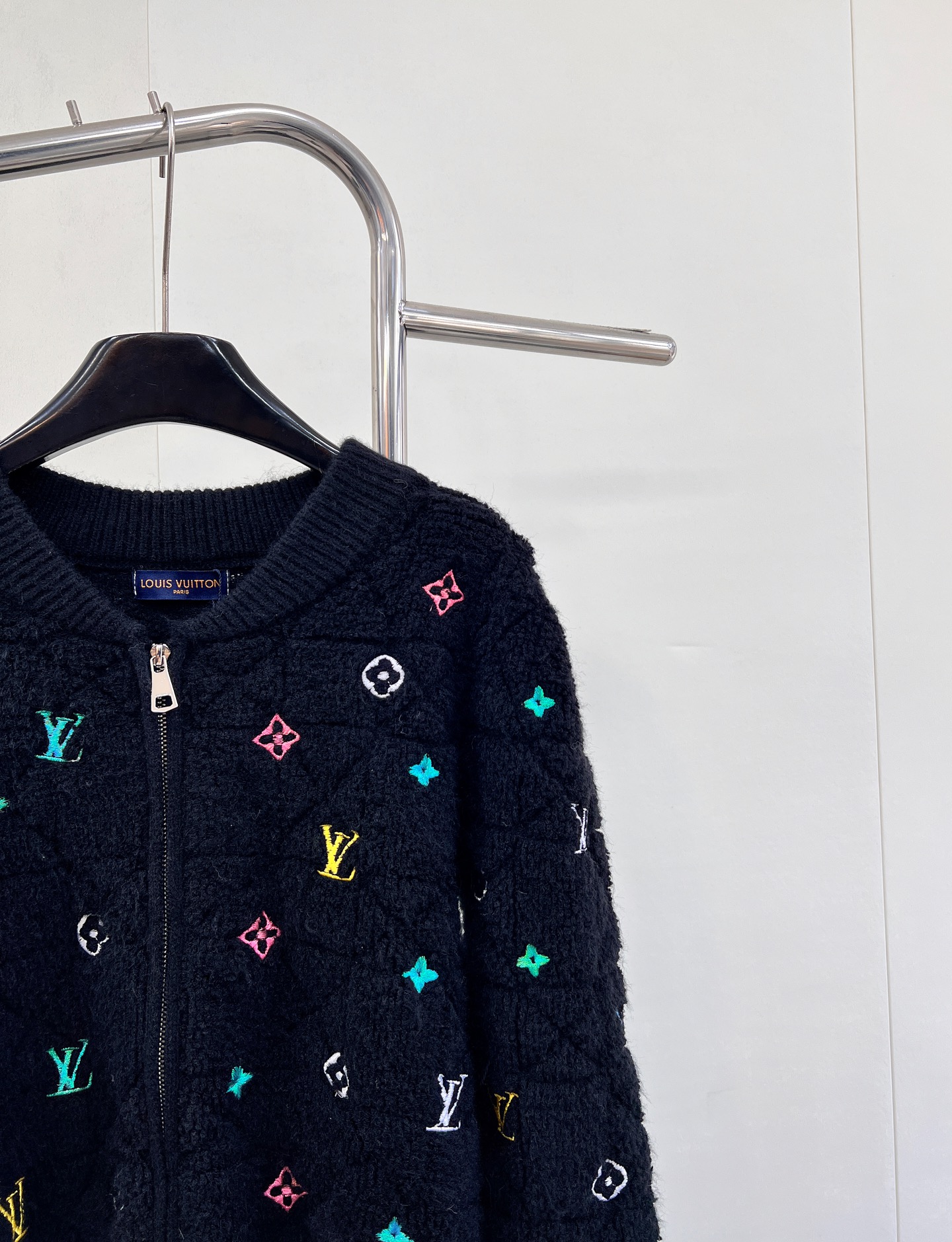 🆕 LOUIS VUITTON 秋冬菱格彩色字母刺绣针织开衫，经典菱格纹路清晰 毛绒紧密厚实 宽松廓形 