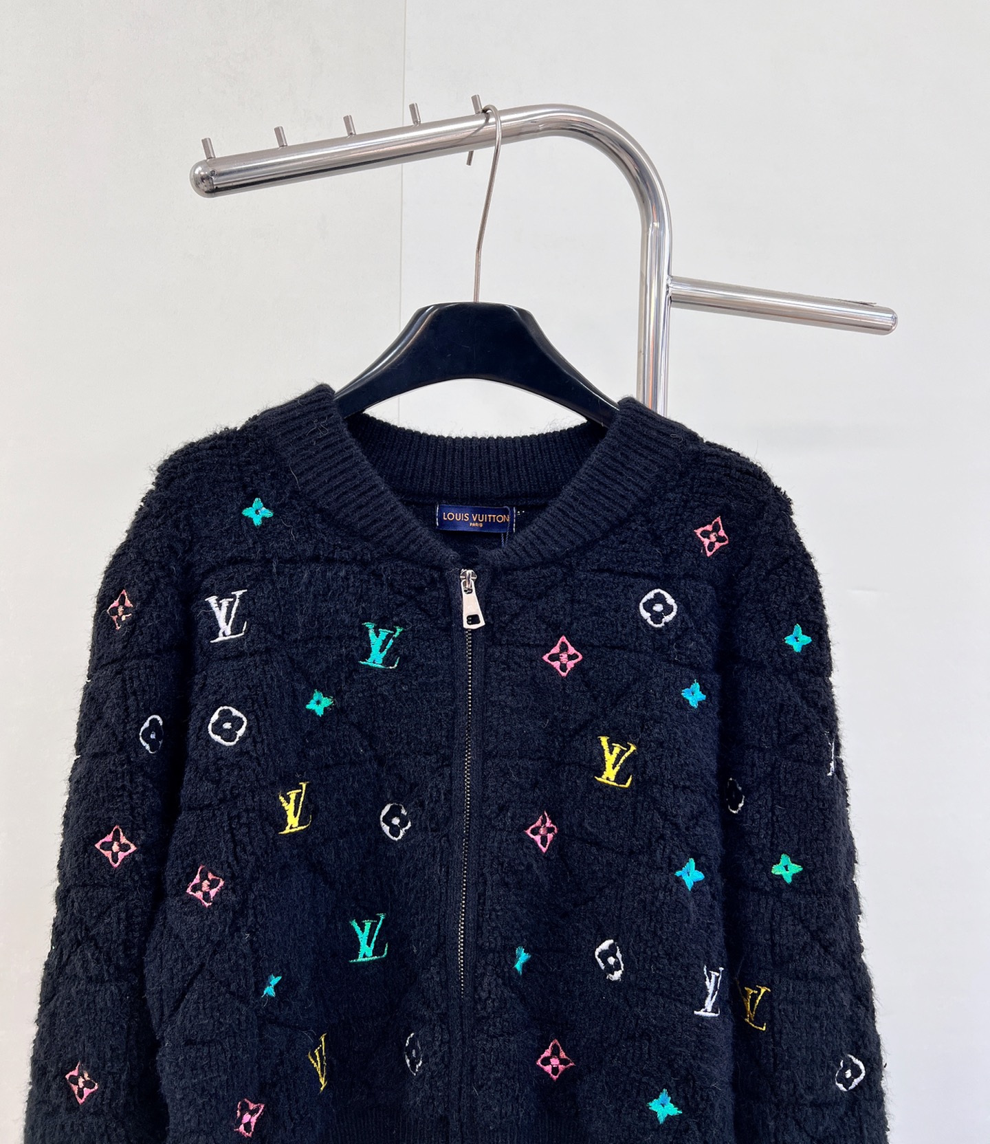 🆕 LOUIS VUITTON 秋冬菱格彩色字母刺绣针织开衫，经典菱格纹路清晰 毛绒紧密厚实 宽松廓形 