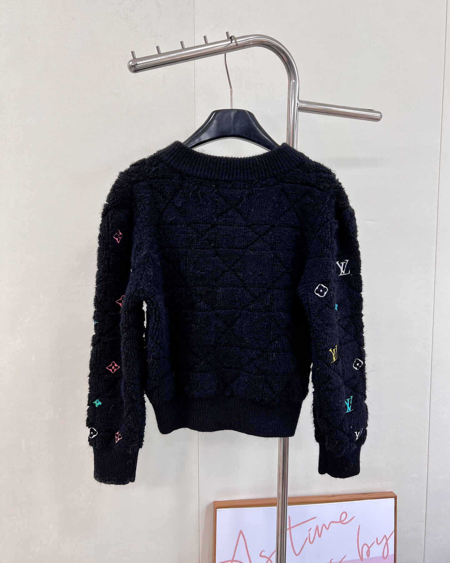 🆕 LOUIS VUITTON 秋冬菱格彩色字母刺绣针织开衫，经典菱格纹路清晰 毛绒紧密厚实 宽松廓形 