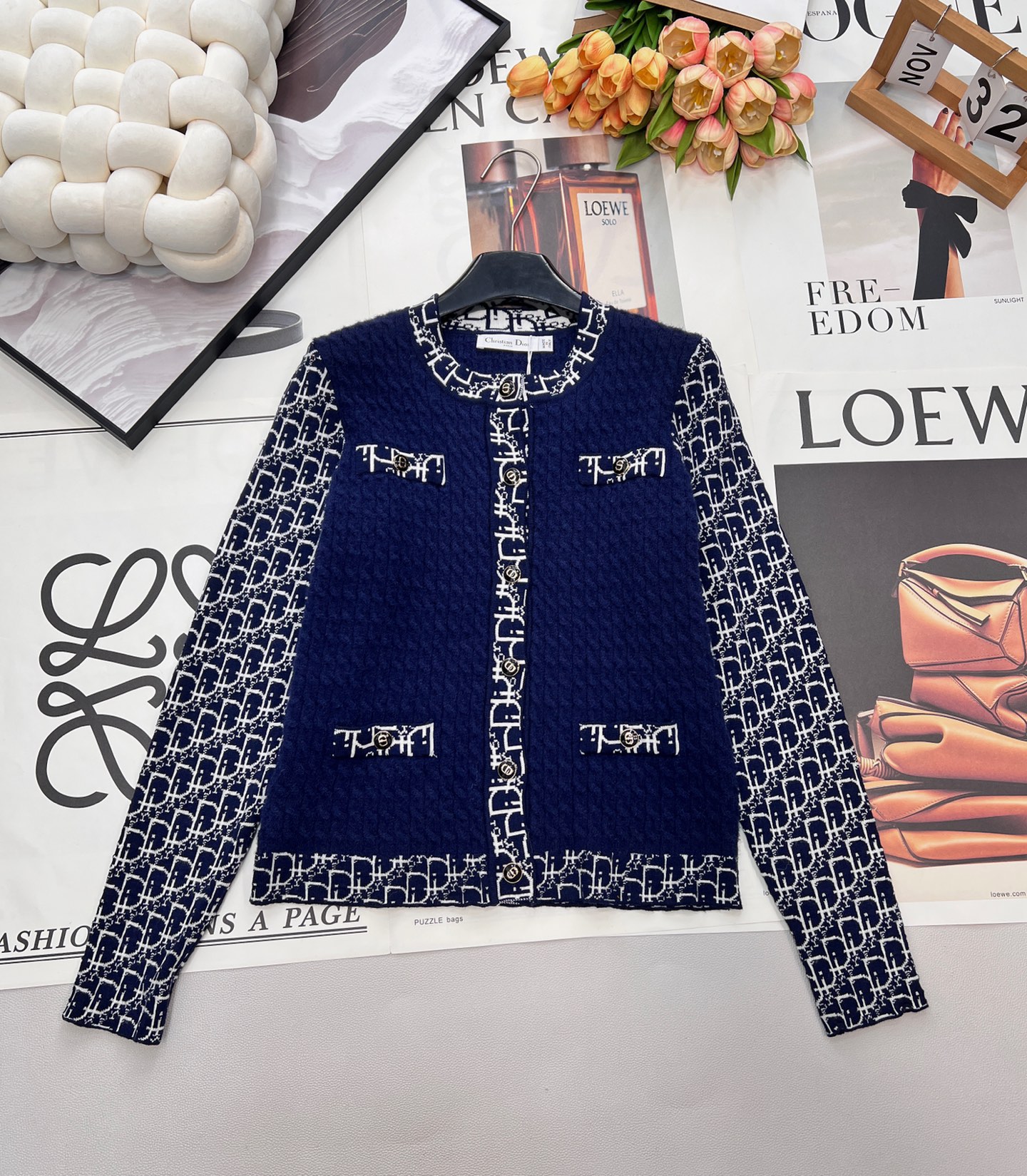 NO:686937,DIOR's new presbyopic stitching knitted cardigan, customized with 70% wool and 30% cashmere fabric, the classic navy meets the iconic CD presbyopia, colliding with the dual charm of elegance and personality. The three-dimensional rhombus knitted texture outlines the body and is full of texture; the presbyopia element spreads throughout  The sleeves and placket are full of retro logos. The round neck is neatly tailored to suit a variety of wearing scenarios. The metal buttons and pocket details are exquisite. The soft and waxy knitted fabric takes into account both warmth and style. It is the finishing touch for creating a French light luxury look in autumn and winter. Complete with three standards, large quantities are shipped.  Size sml code D,,dior,19860909DIOR新款老花拼接针织开衫,定制70羊毛30羊绒面料,的经典藏青邂逅标志性CD老花,碰撞出优雅与个性的双重魅力.立体菱格针织肌理勾勒衣身,质感饱满；老花元素蔓延于袖身与门襟,复古标识感拉满.圆领利落剪裁适配多种穿搭场景,金属纽扣与口袋细节精致点睛,软糯针织面料兼顾温度与风度,是秋冬打造法式轻奢造型的点睛之选.三标齐全,大货出 尺码sml 编码D,,dior,,Women's clothing