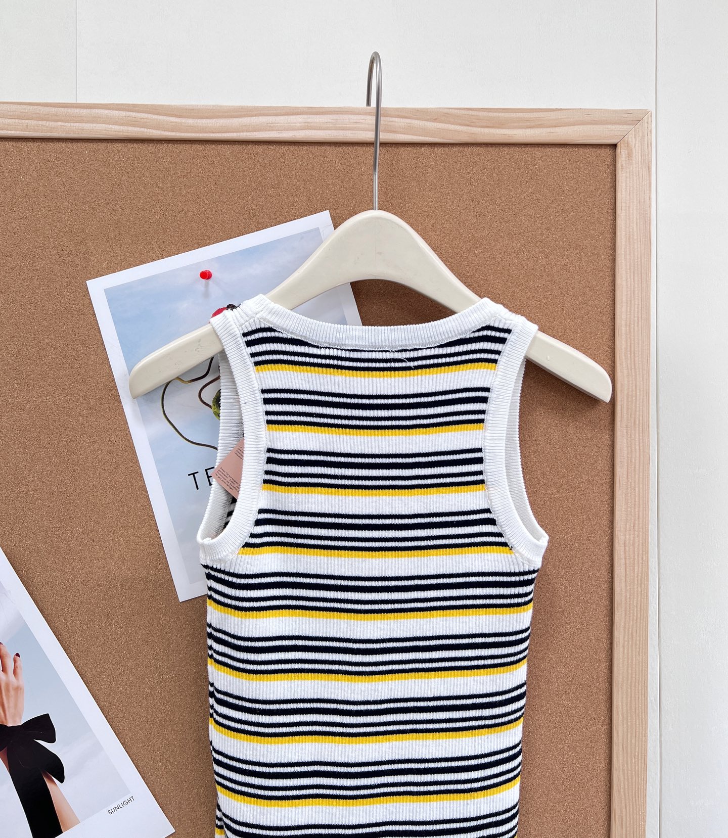 🆕Miu Miu 条纹针织背心｜甜酷少女感天花板。- 复古撞色条纹：黑/白基底搭配明黄细条纹，经典美式复