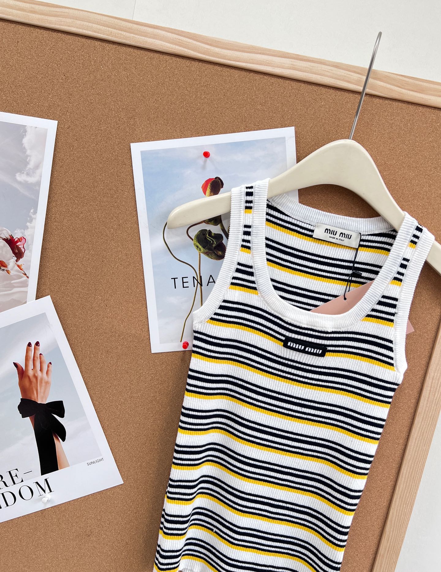 🆕Miu Miu 条纹针织背心｜甜酷少女感天花板。- 复古撞色条纹：黑/白基底搭配明黄细条纹，经典美式复