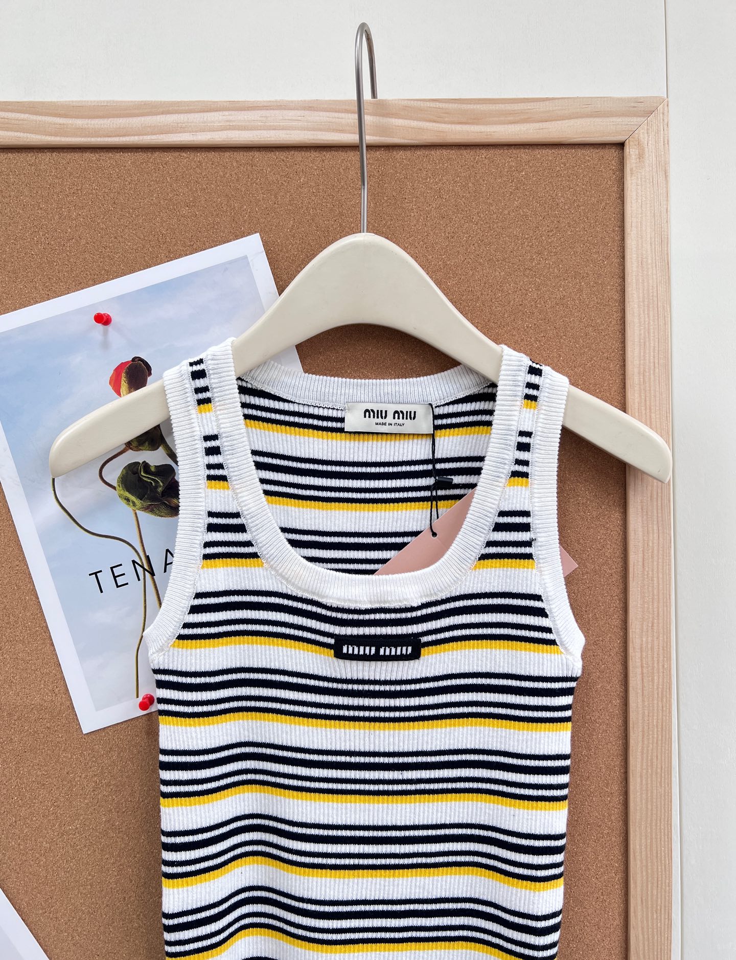 🆕Miu Miu 条纹针织背心｜甜酷少女感天花板。- 复古撞色条纹：黑/白基底搭配明黄细条纹，经典美式复
