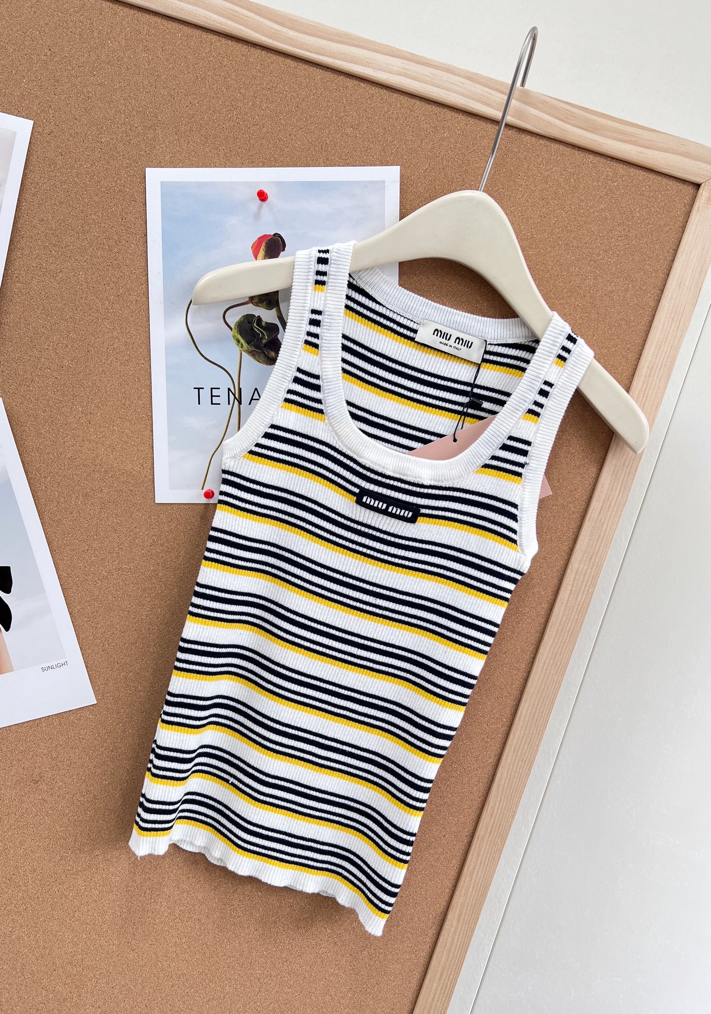 🆕Miu Miu 条纹针织背心｜甜酷少女感天花板。- 复古撞色条纹：黑/白基底搭配明黄细条纹，经典美式复