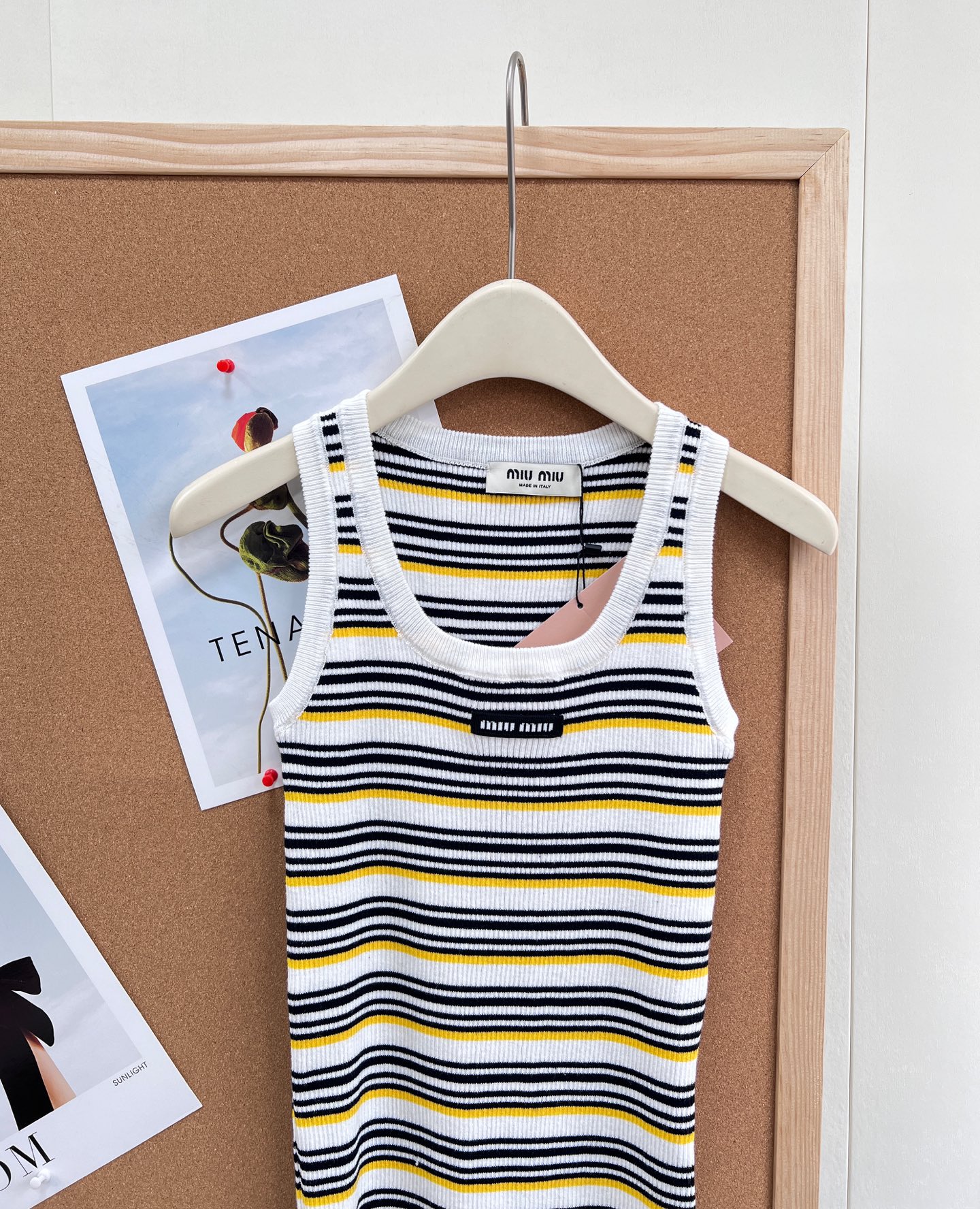 🆕Miu Miu 条纹针织背心｜甜酷少女感天花板。- 复古撞色条纹：黑/白基底搭配明黄细条纹，经典美式复