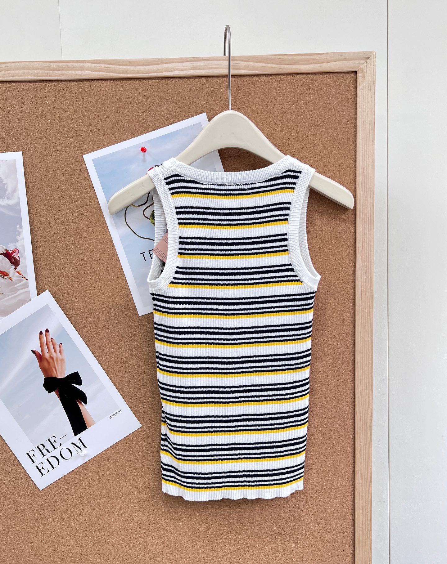 🆕Miu Miu 条纹针织背心｜甜酷少女感天花板。- 复古撞色条纹：黑/白基底搭配明黄细条纹，经典美式复