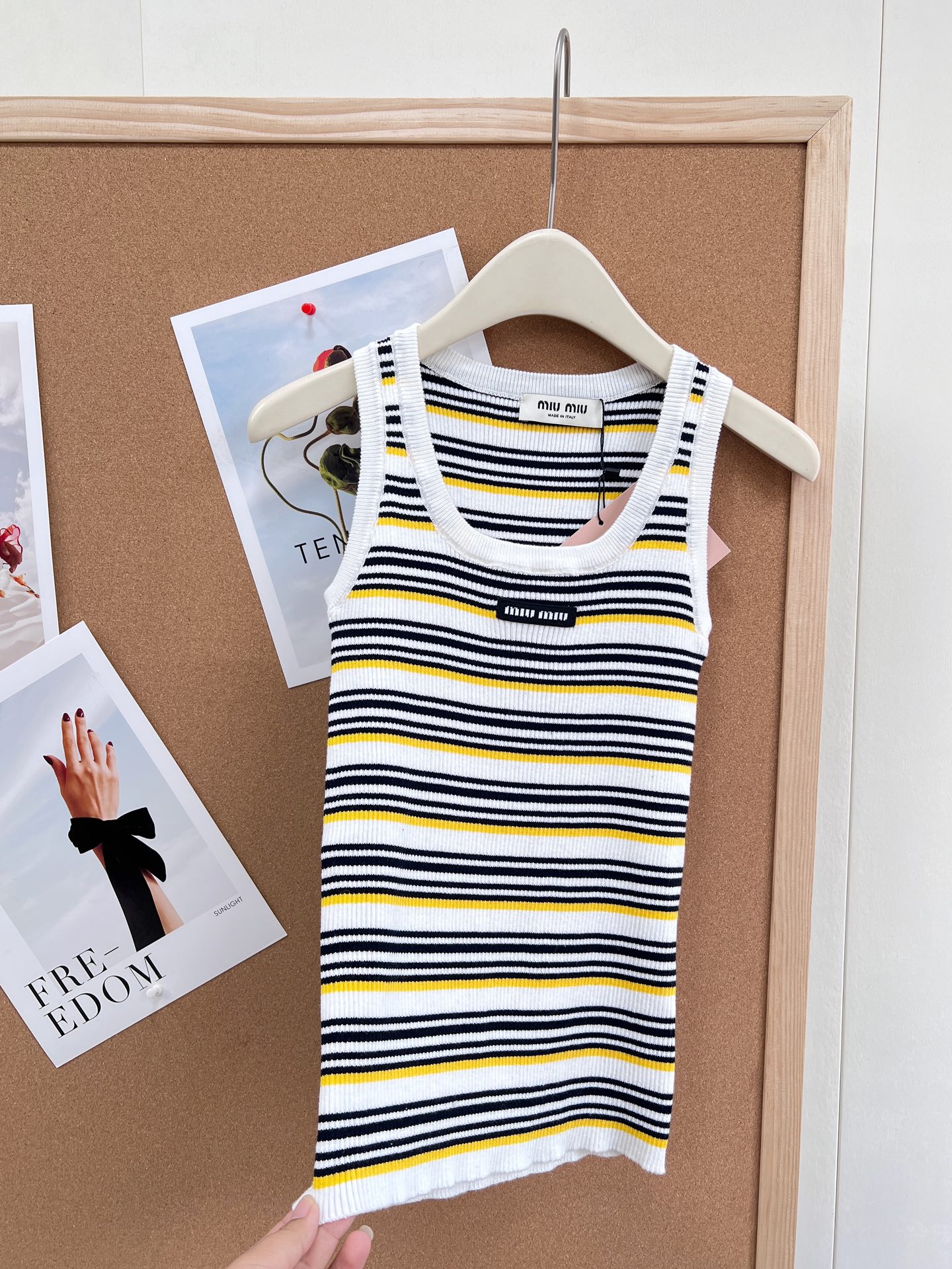 🆕Miu Miu 条纹针织背心｜甜酷少女感天花板。- 复古撞色条纹：黑/白基底搭配明黄细条纹，经典美式复