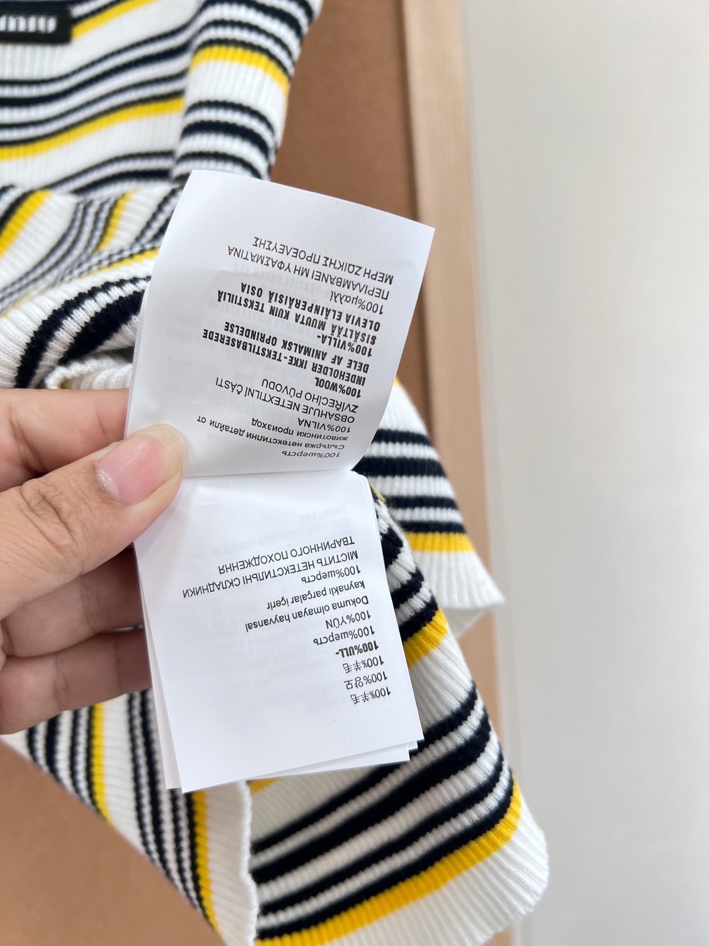 🆕Miu Miu 条纹针织背心｜甜酷少女感天花板。- 复古撞色条纹：黑/白基底搭配明黄细条纹，经典美式复