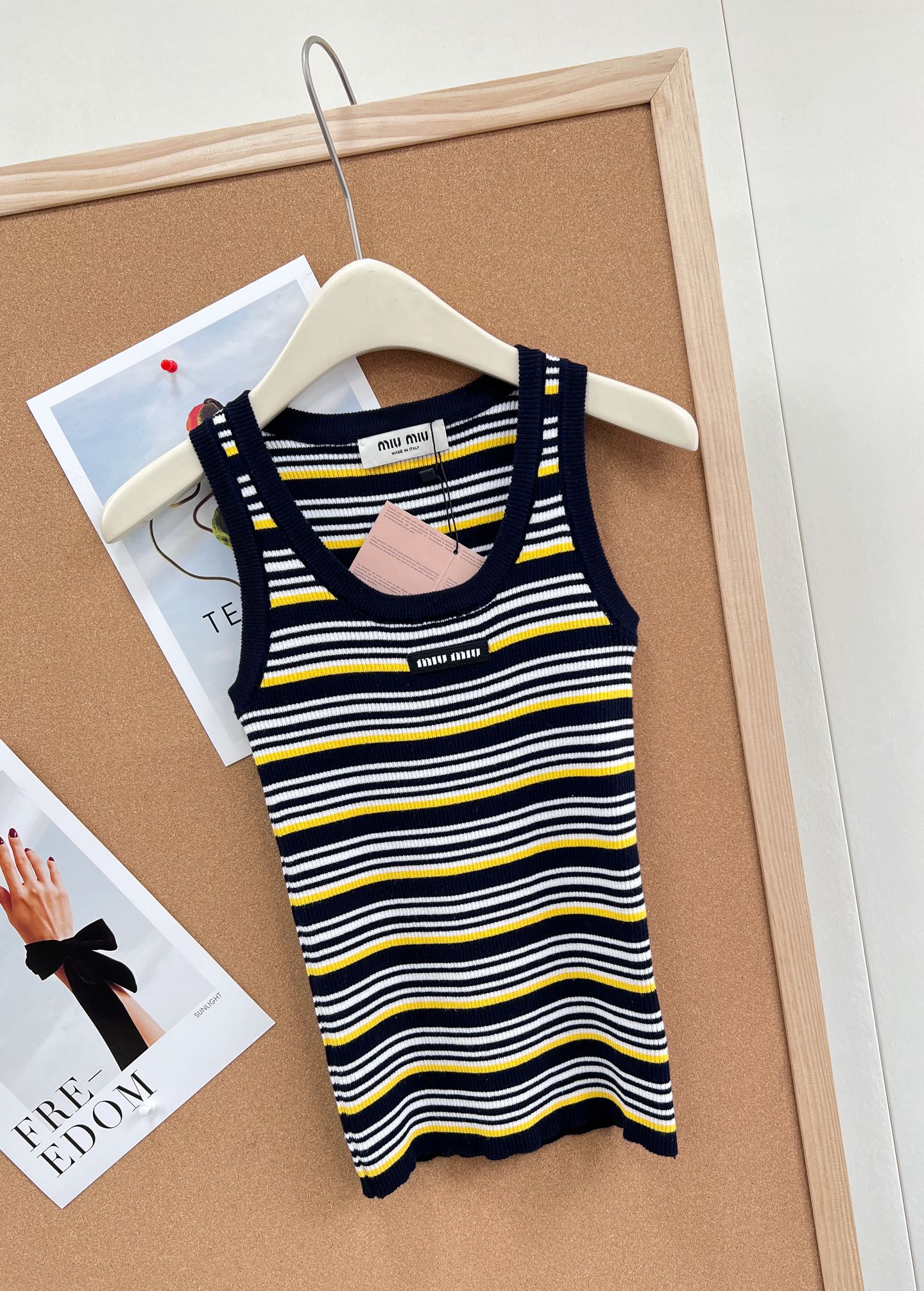 🆕Miu Miu 条纹针织背心｜甜酷少女感天花板。- 复古撞色条纹：黑/白基底搭配明黄细条纹，经典美式复