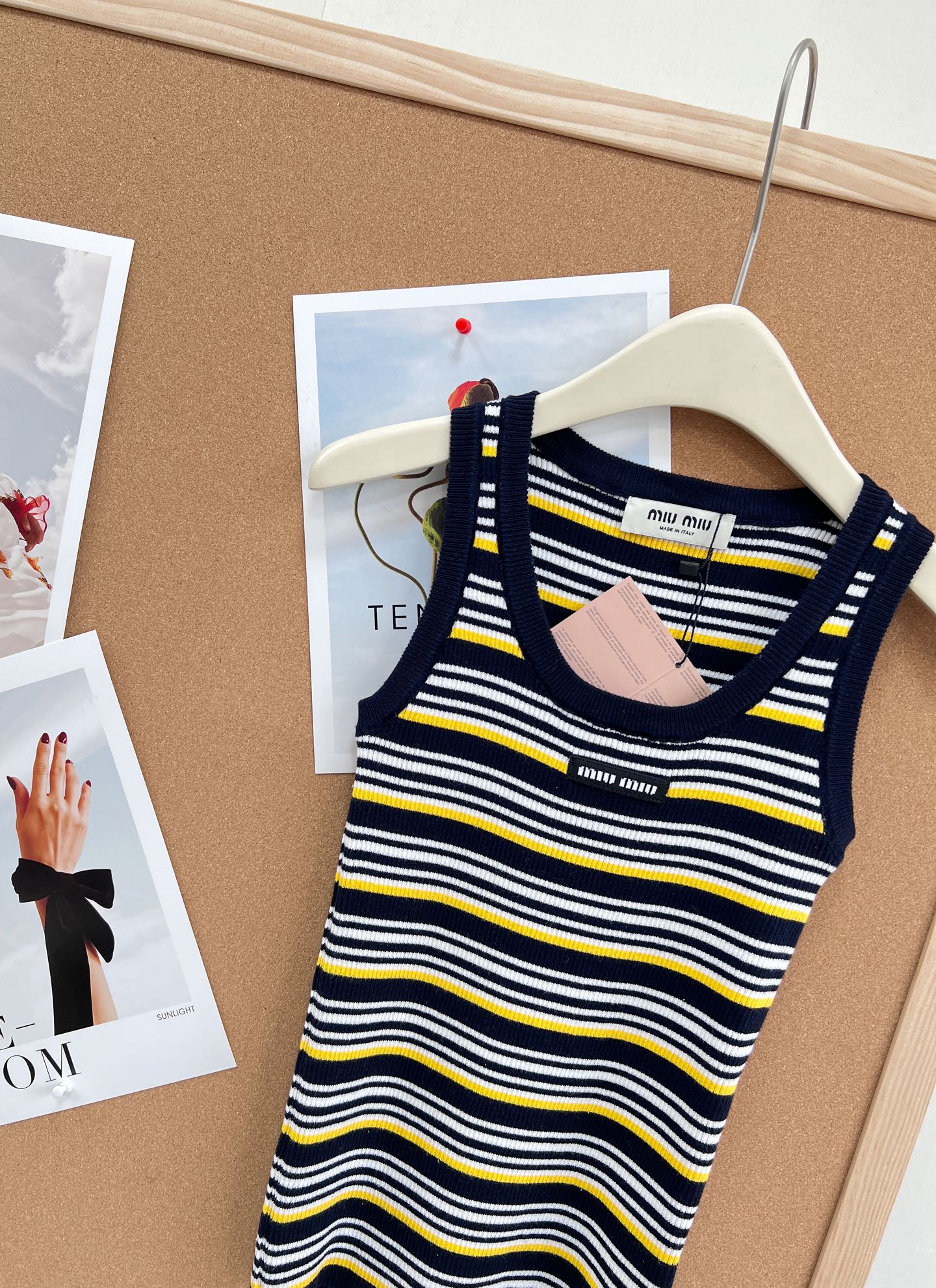 🆕Miu Miu 条纹针织背心｜甜酷少女感天花板。- 复古撞色条纹：黑/白基底搭配明黄细条纹，经典美式复