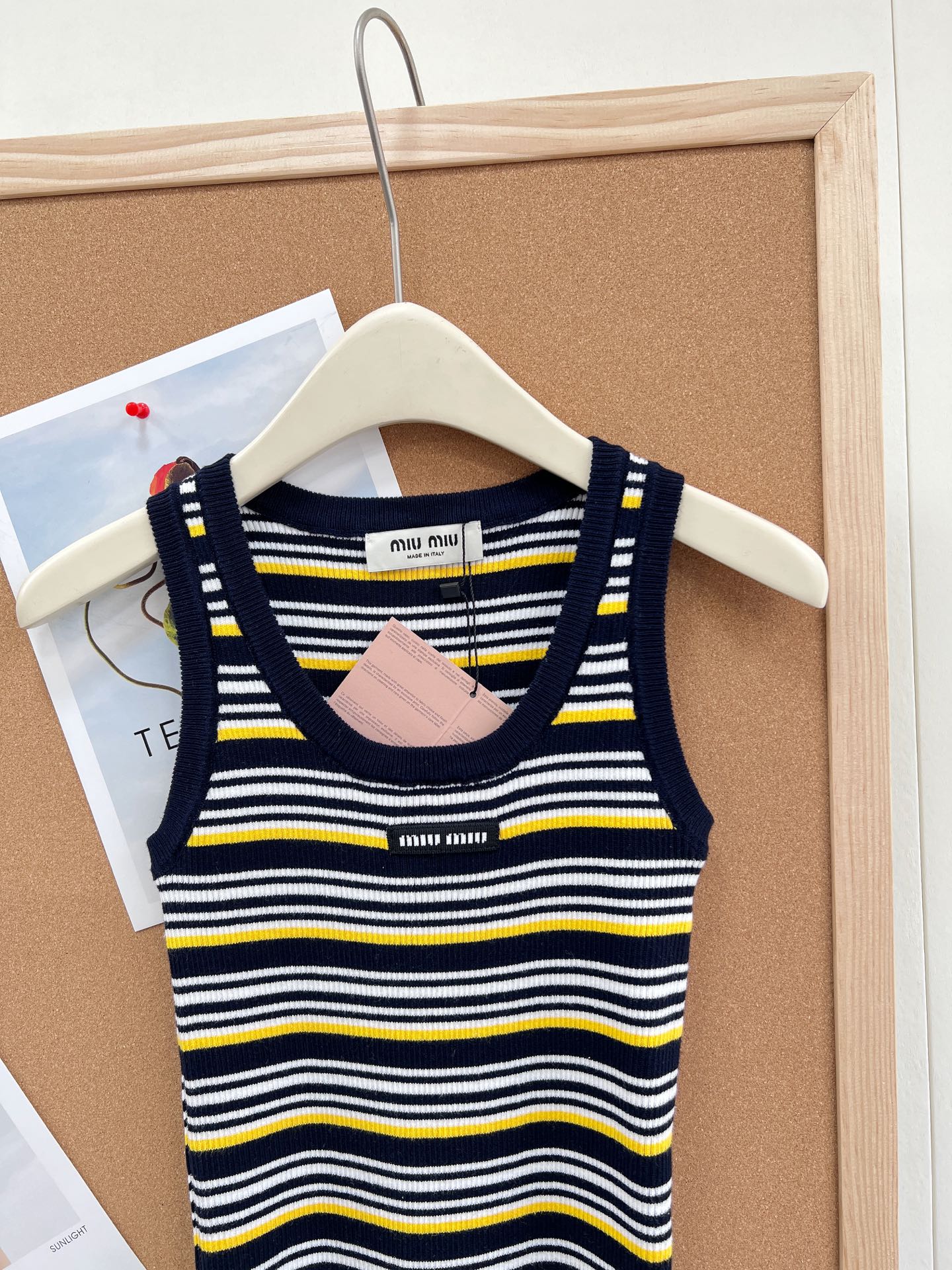 🆕Miu Miu 条纹针织背心｜甜酷少女感天花板。- 复古撞色条纹：黑/白基底搭配明黄细条纹，经典美式复