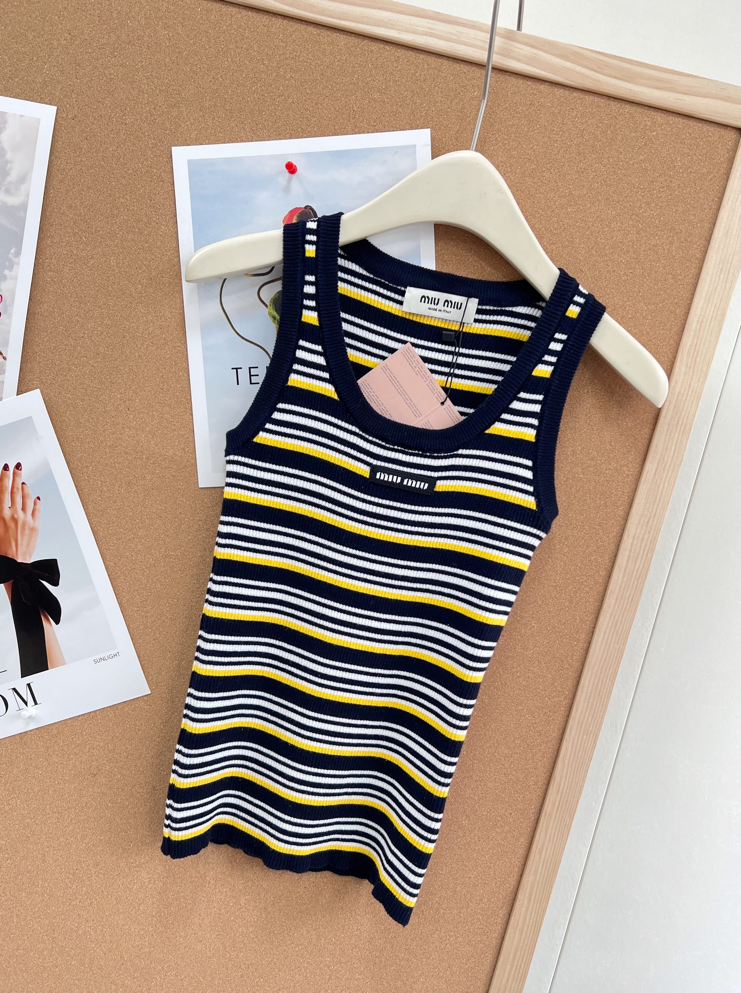 🆕Miu Miu 条纹针织背心｜甜酷少女感天花板。- 复古撞色条纹：黑/白基底搭配明黄细条纹，经典美式复