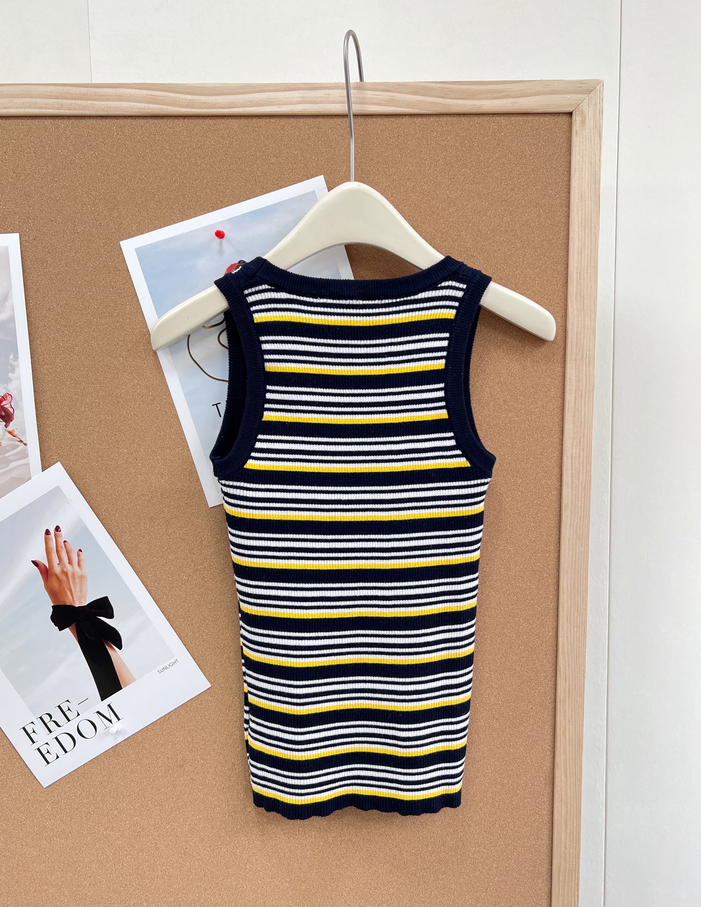 🆕Miu Miu 条纹针织背心｜甜酷少女感天花板。- 复古撞色条纹：黑/白基底搭配明黄细条纹，经典美式复