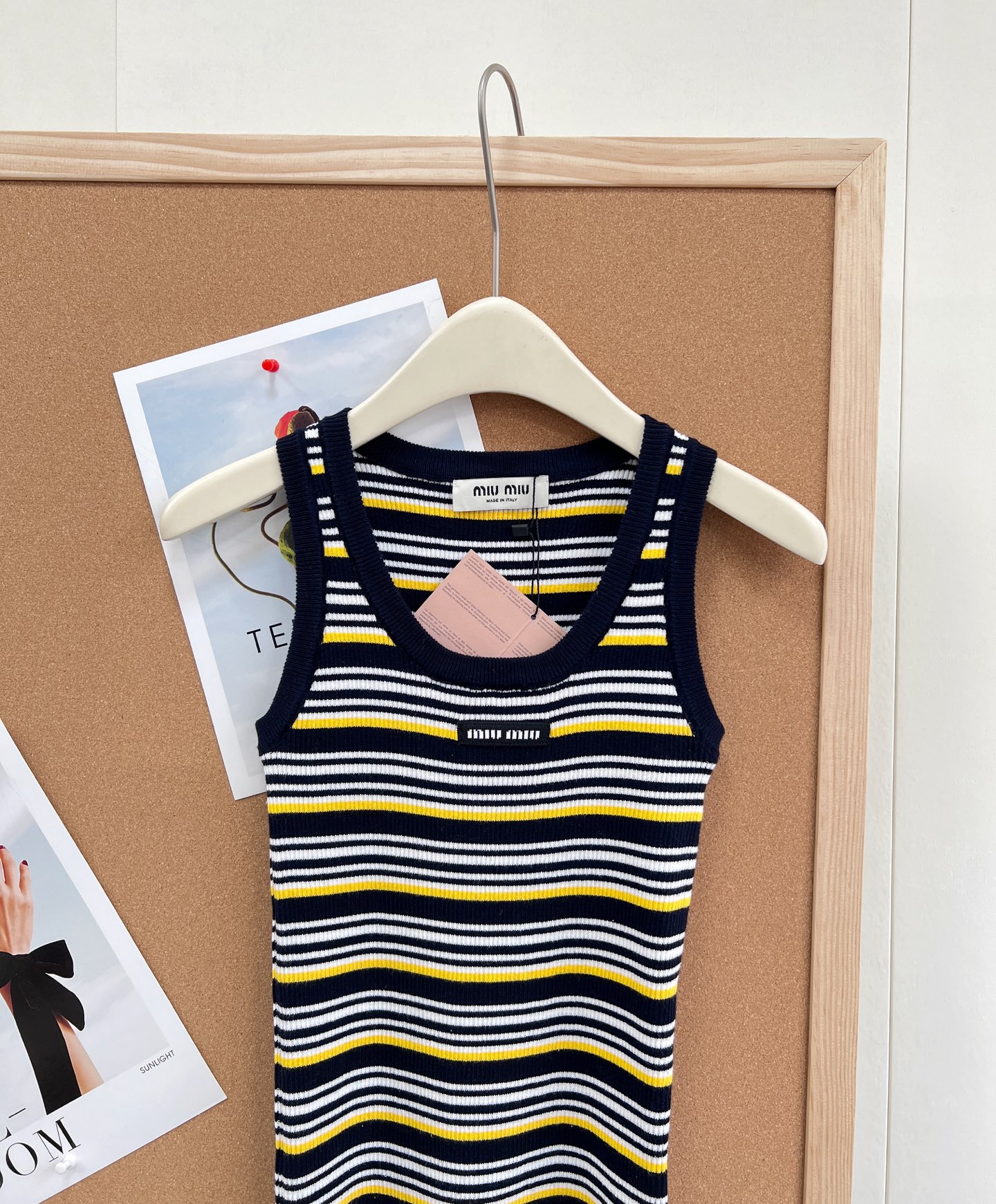 🆕Miu Miu 条纹针织背心｜甜酷少女感天花板。- 复古撞色条纹：黑/白基底搭配明黄细条纹，经典美式复