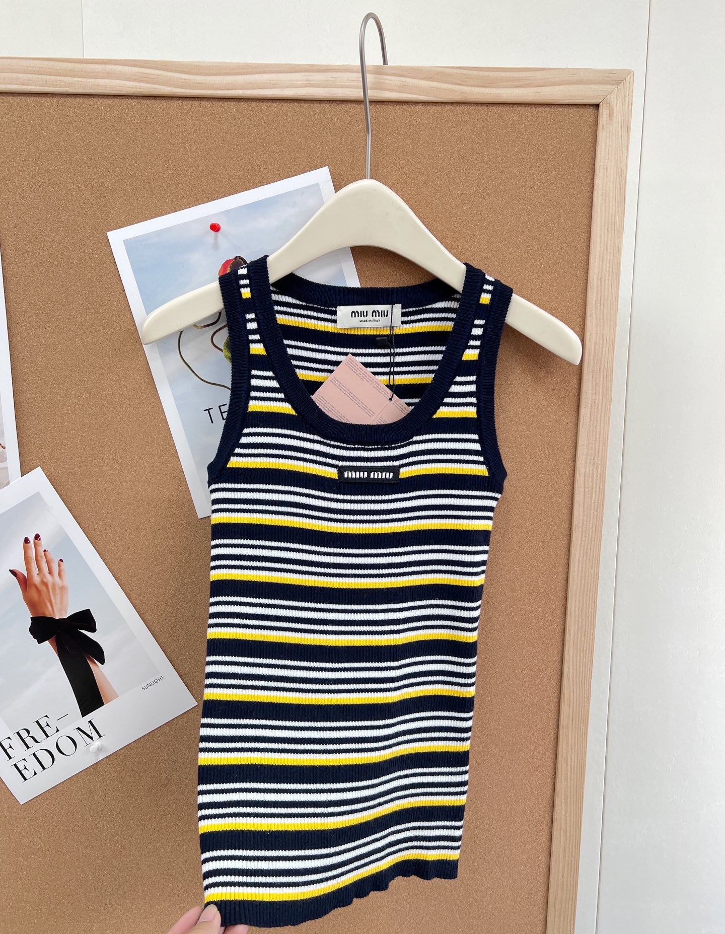🆕Miu Miu 条纹针织背心｜甜酷少女感天花板。- 复古撞色条纹：黑/白基底搭配明黄细条纹，经典美式复