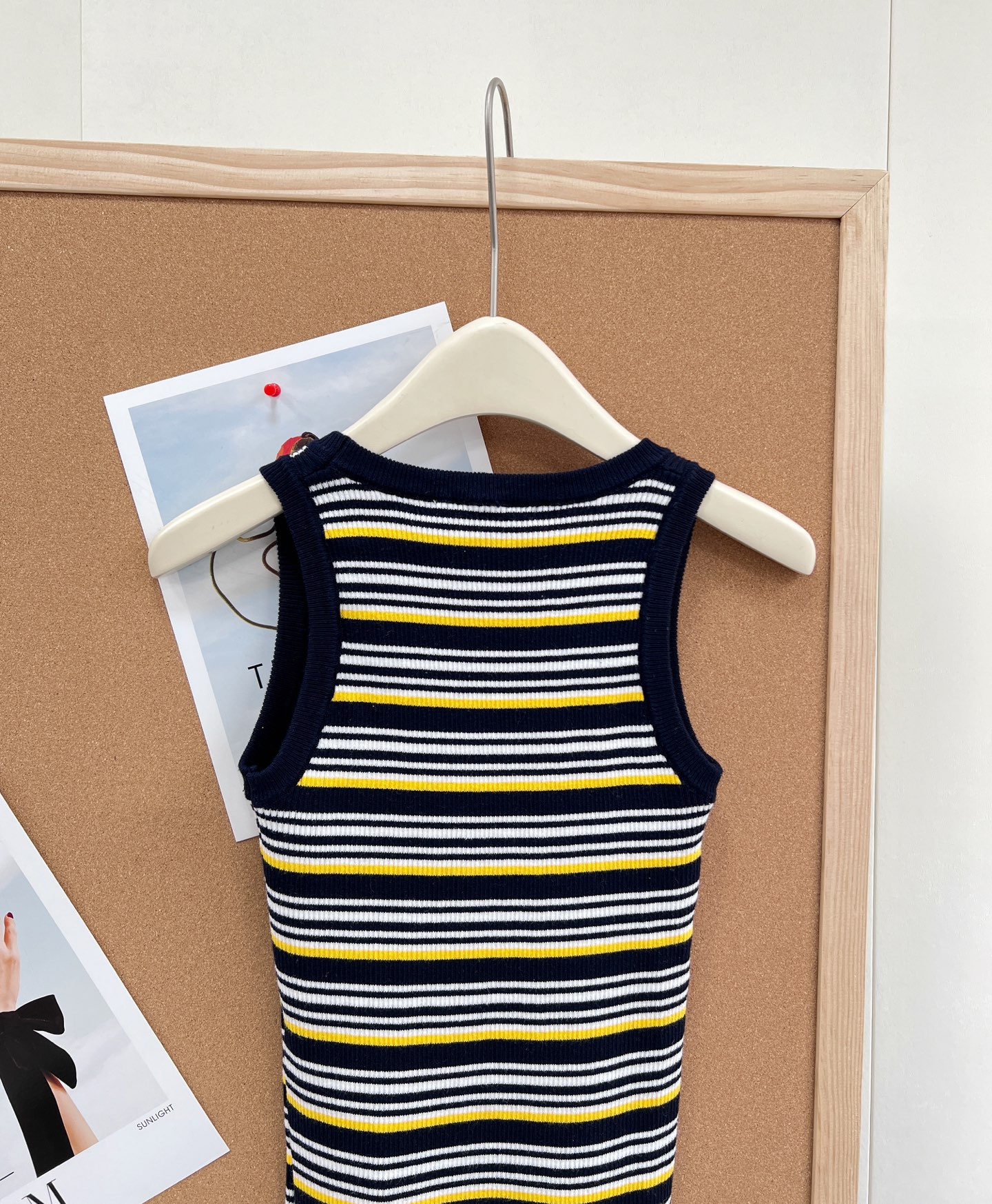 🆕Miu Miu 条纹针织背心｜甜酷少女感天花板。- 复古撞色条纹：黑/白基底搭配明黄细条纹，经典美式复