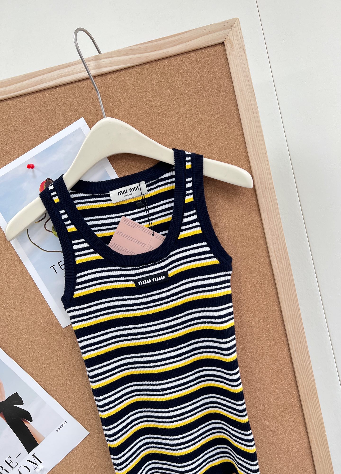 🆕Miu Miu 条纹针织背心｜甜酷少女感天花板。- 复古撞色条纹：黑/白基底搭配明黄细条纹，经典美式复