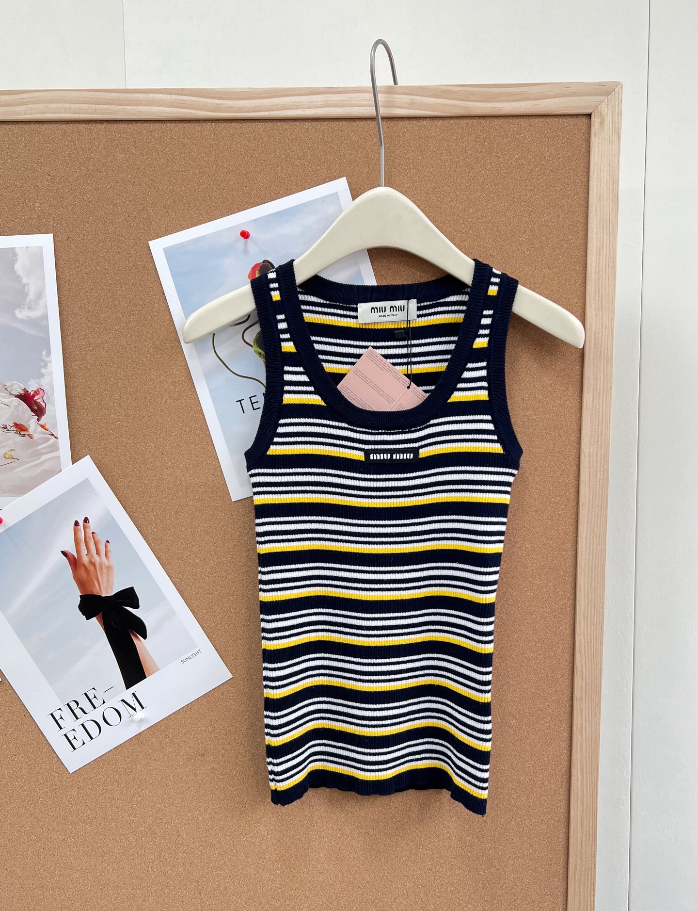 🆕Miu Miu 条纹针织背心｜甜酷少女感天花板。- 复古撞色条纹：黑/白基底搭配明黄细条纹，经典美式复