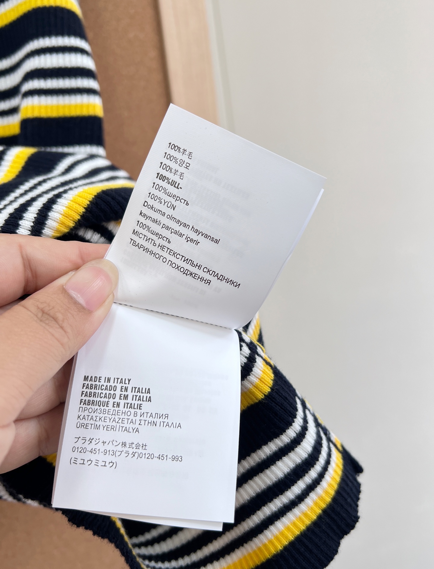 🆕Miu Miu 条纹针织背心｜甜酷少女感天花板。- 复古撞色条纹：黑/白基底搭配明黄细条纹，经典美式复