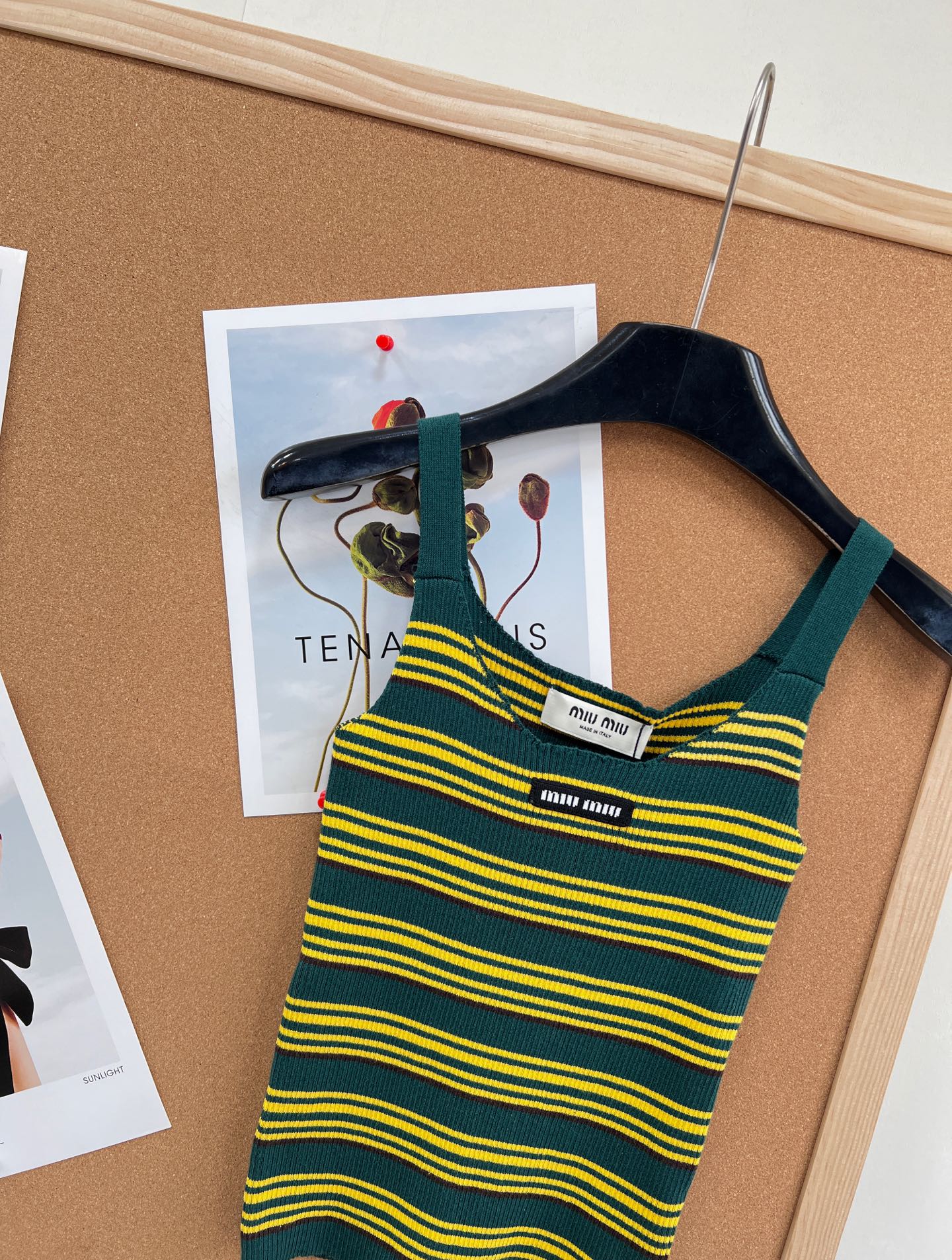 🆕Miu Miu 条纹吊带针织背心｜甜酷少女的春日刚需- 复古撞色条纹：三种配色精准拿捏复古氛围——白底