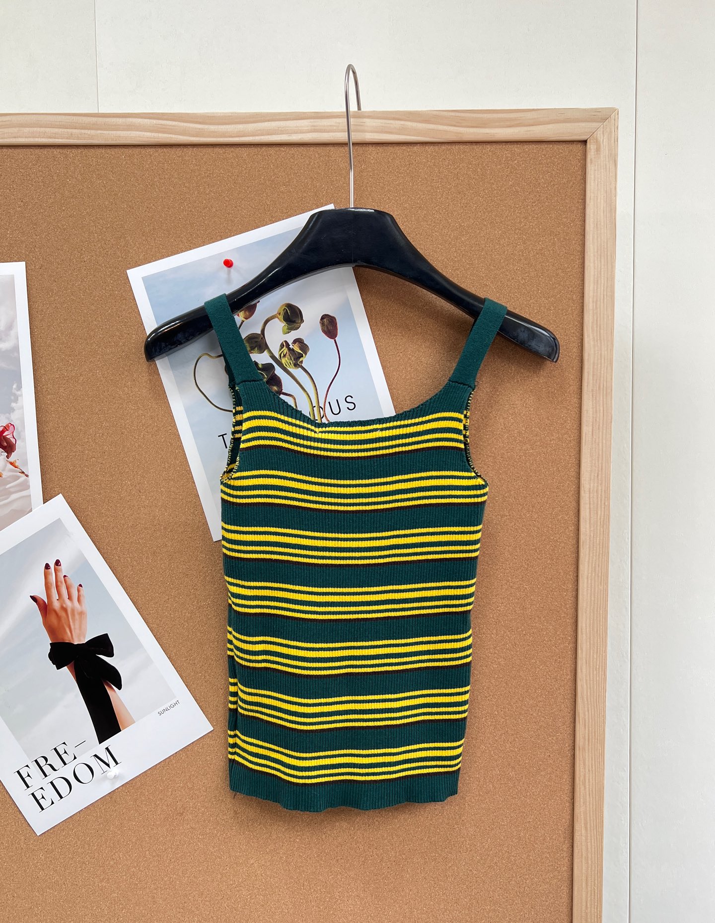 🆕Miu Miu 条纹吊带针织背心｜甜酷少女的春日刚需- 复古撞色条纹：三种配色精准拿捏复古氛围——白底