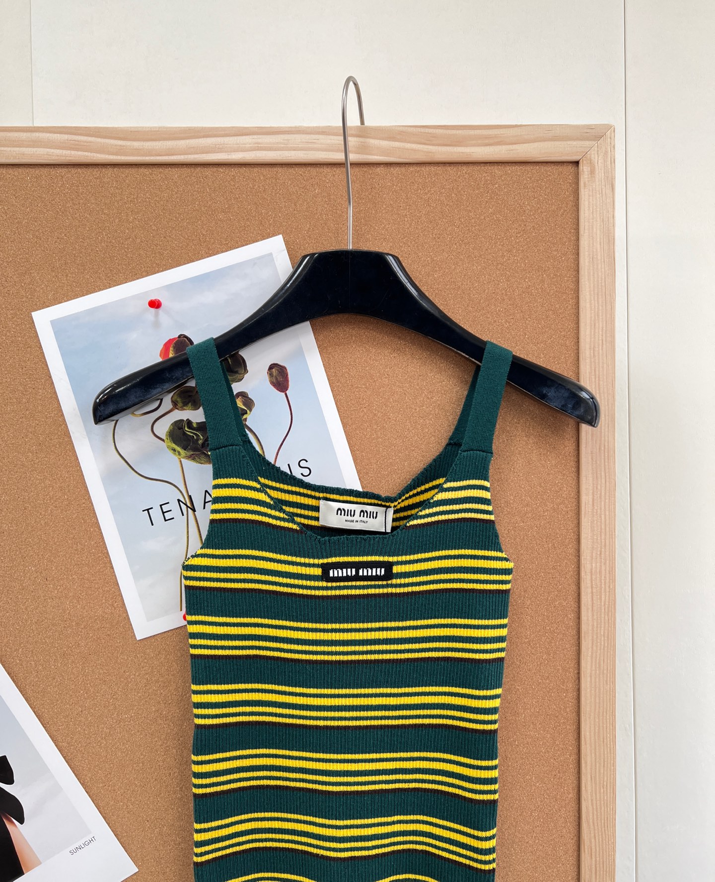 🆕Miu Miu 条纹吊带针织背心｜甜酷少女的春日刚需- 复古撞色条纹：三种配色精准拿捏复古氛围——白底