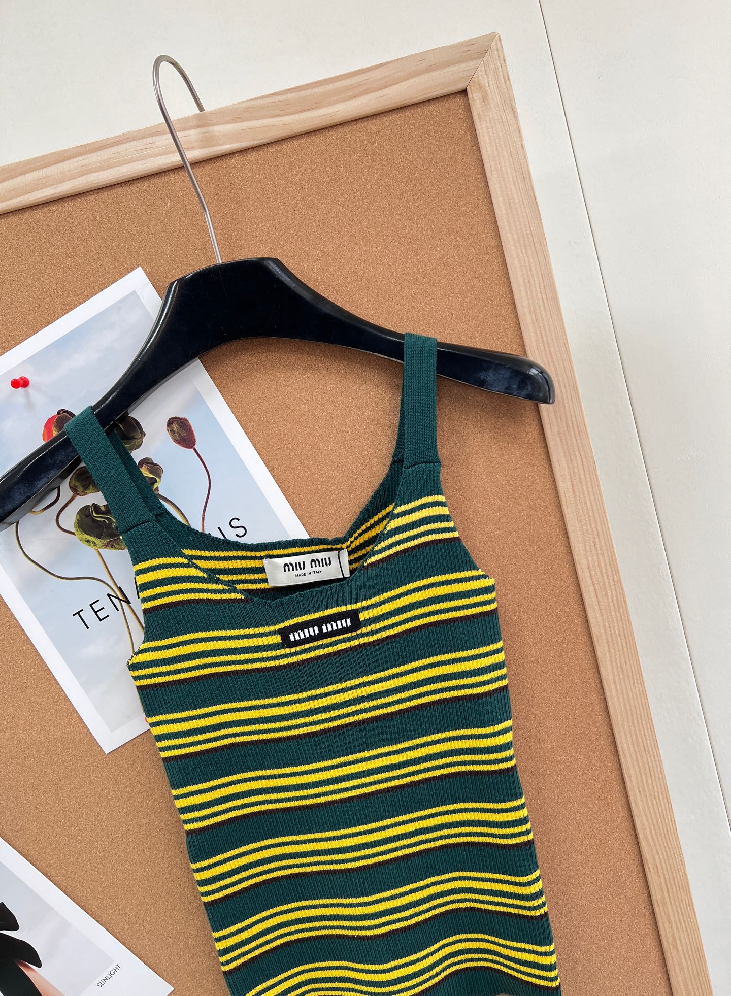 🆕Miu Miu 条纹吊带针织背心｜甜酷少女的春日刚需- 复古撞色条纹：三种配色精准拿捏复古氛围——白底